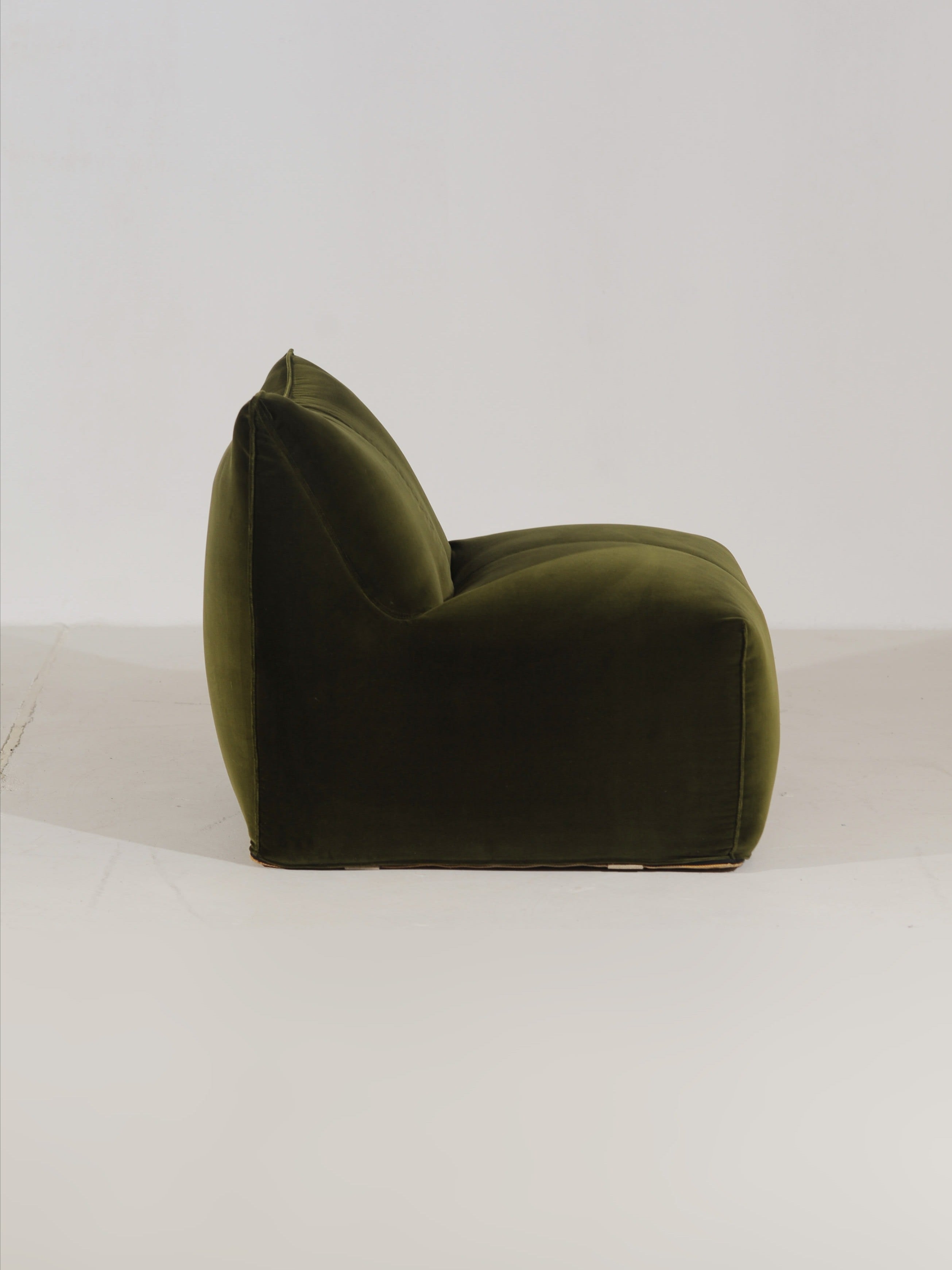 Le Bambole Chair by Mario Bellini for B&B Italia in emerald green velvet, Italy 1971 — lifestyle setting