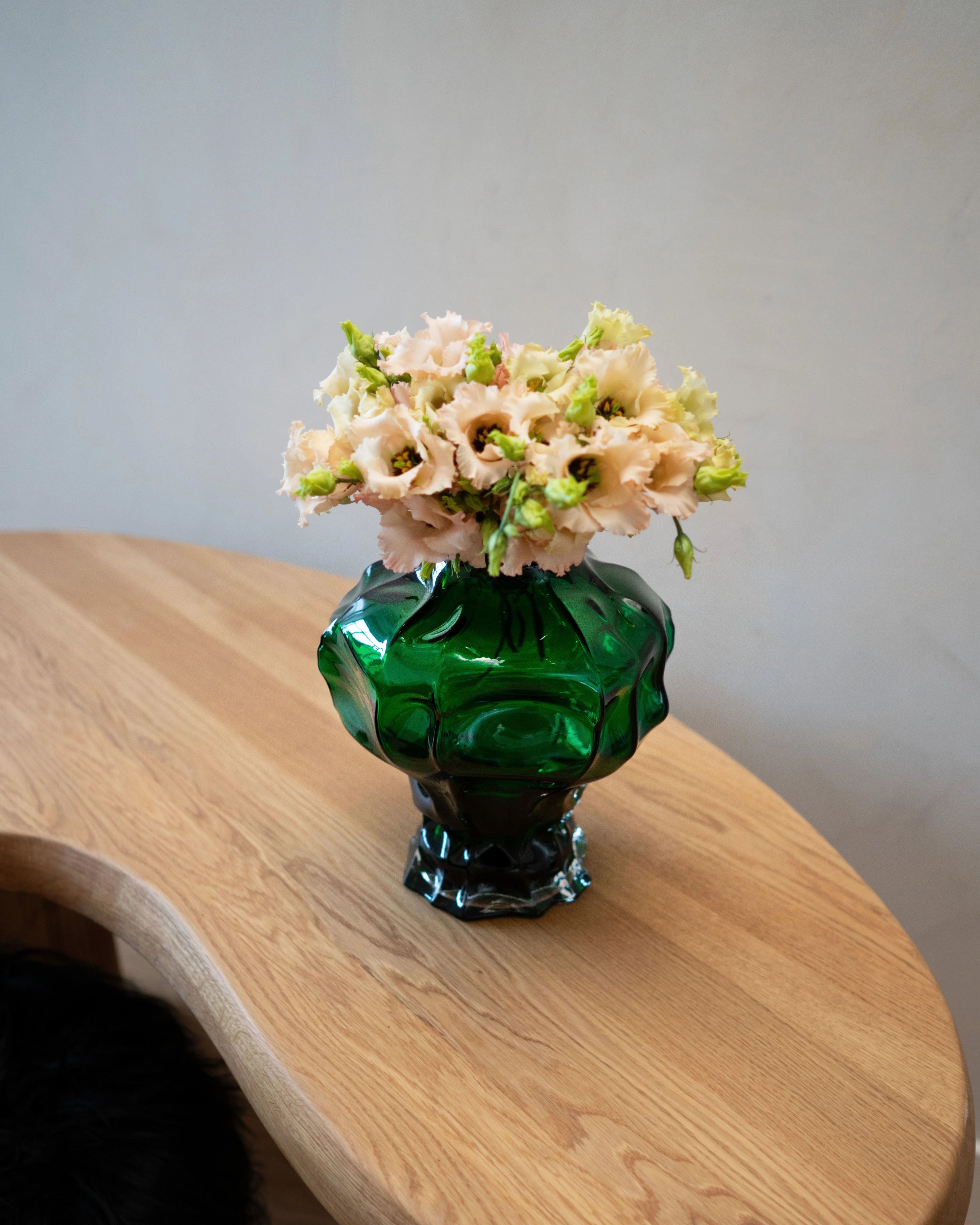 Ammonit Vase - Green — top view with flowers on wooden table