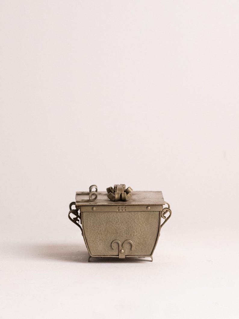 Arts and Crafts Hammered Metal Trunk Casket — Jugendstil Jewellery Box with Green Felt Interior — detail view