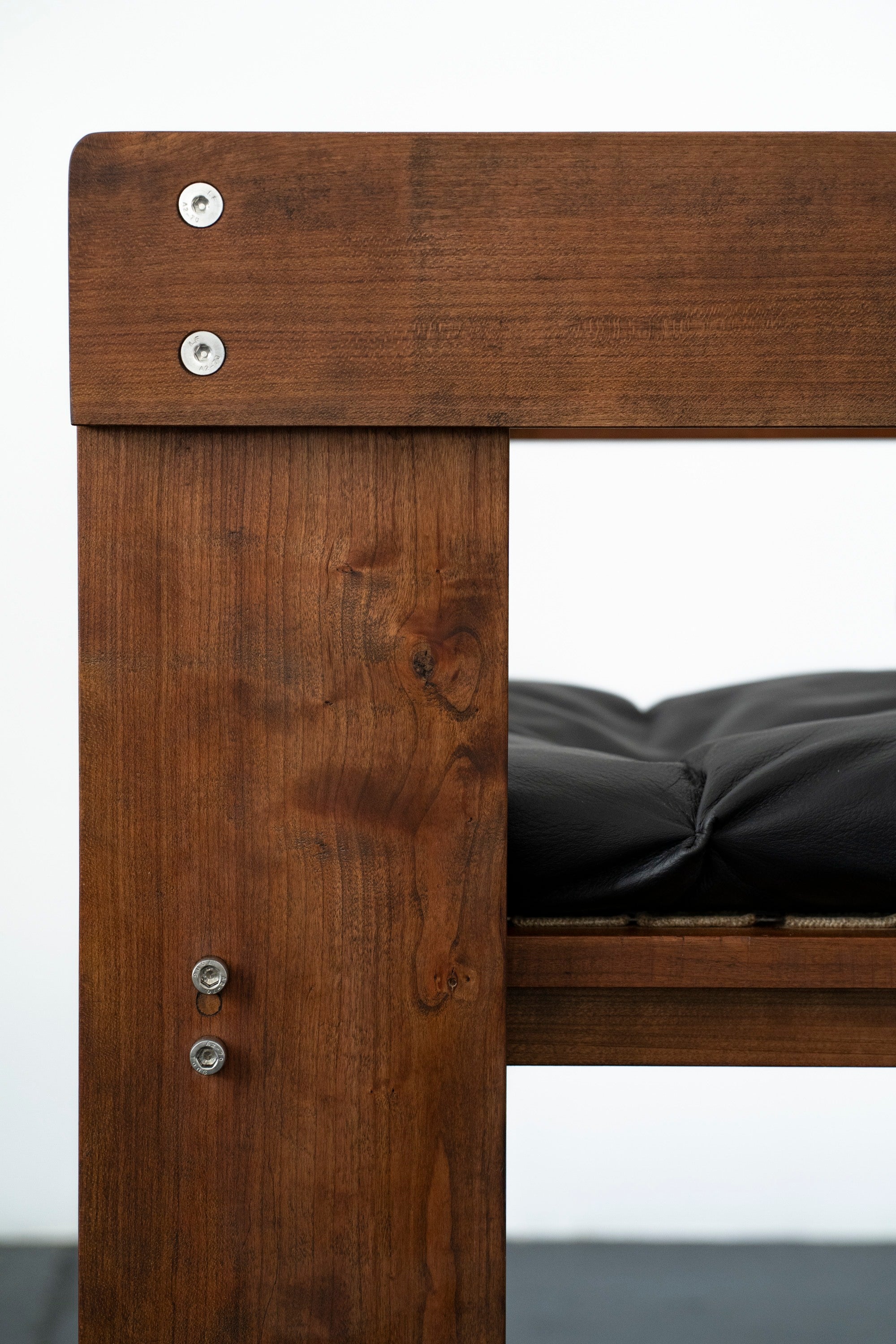Overlap Arm Chair | DN_S2508 — close-up of wooden frame with black cushion