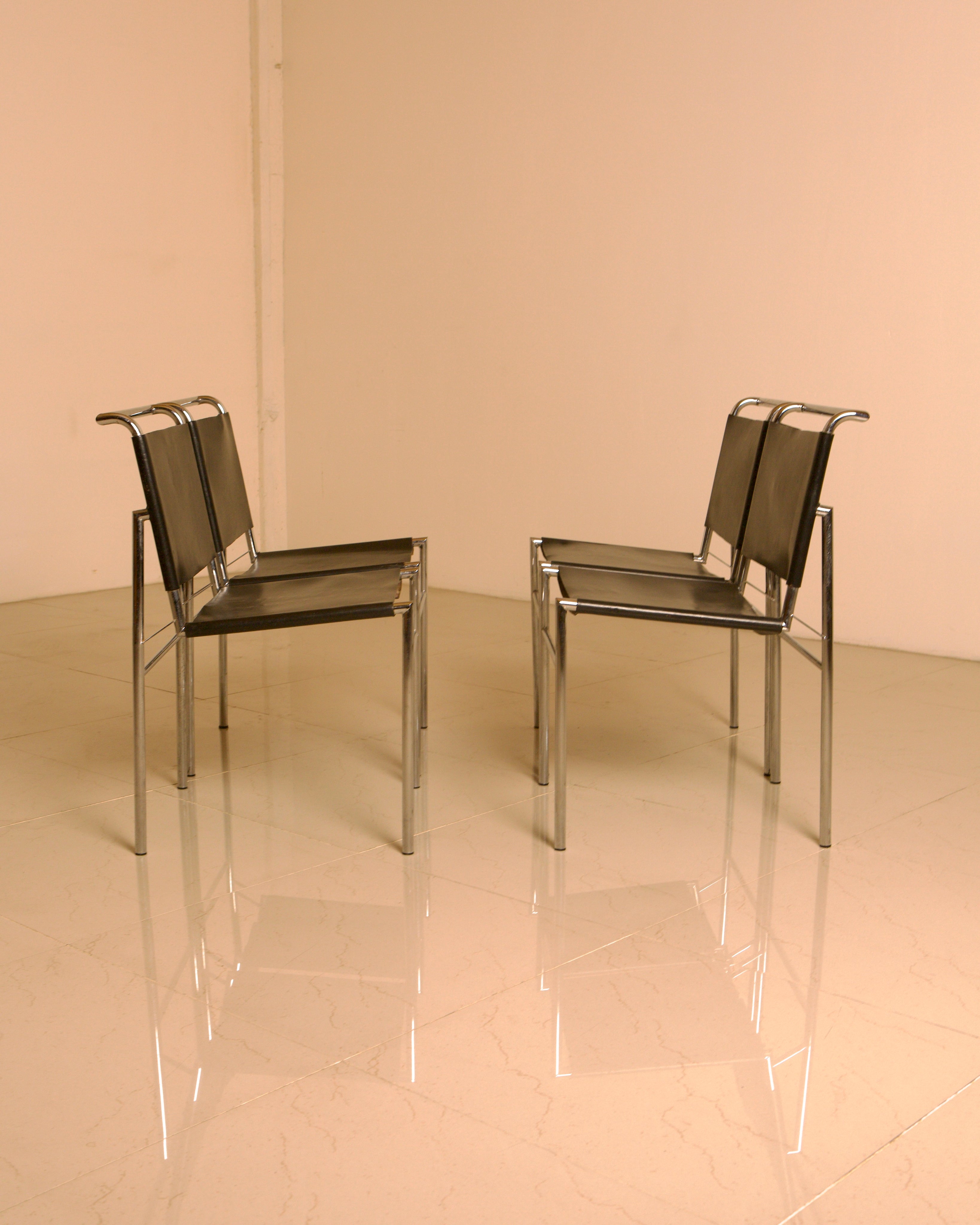 Set of 5 "Roquebrune" chairs in black leather by Eileen Gray 60's — lifestyle setting