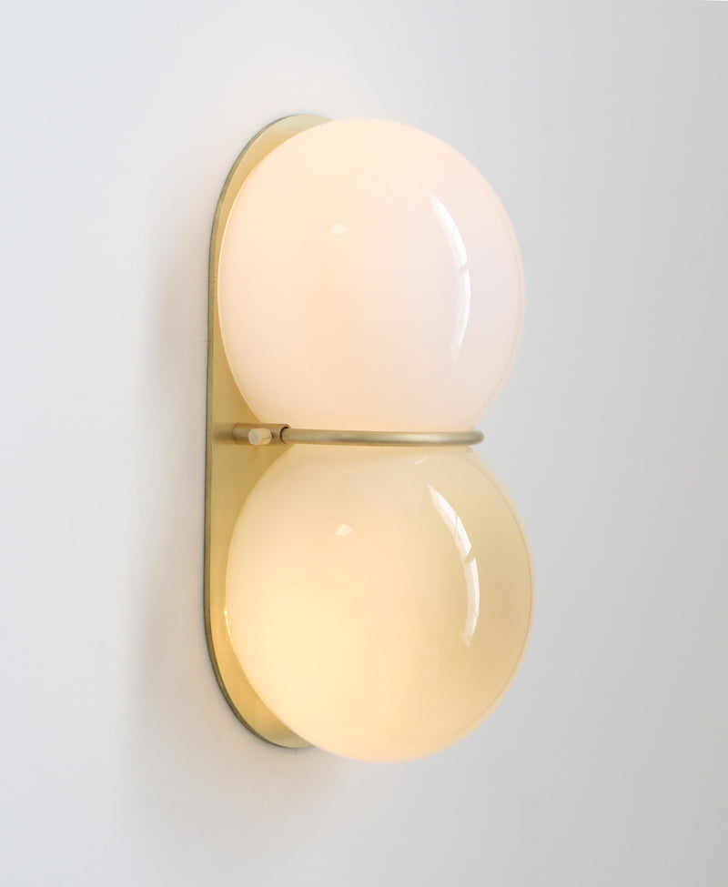 SkLO Twin 1.0 Sconce - Light beige/white glass, Brushed Brass finish — detail view