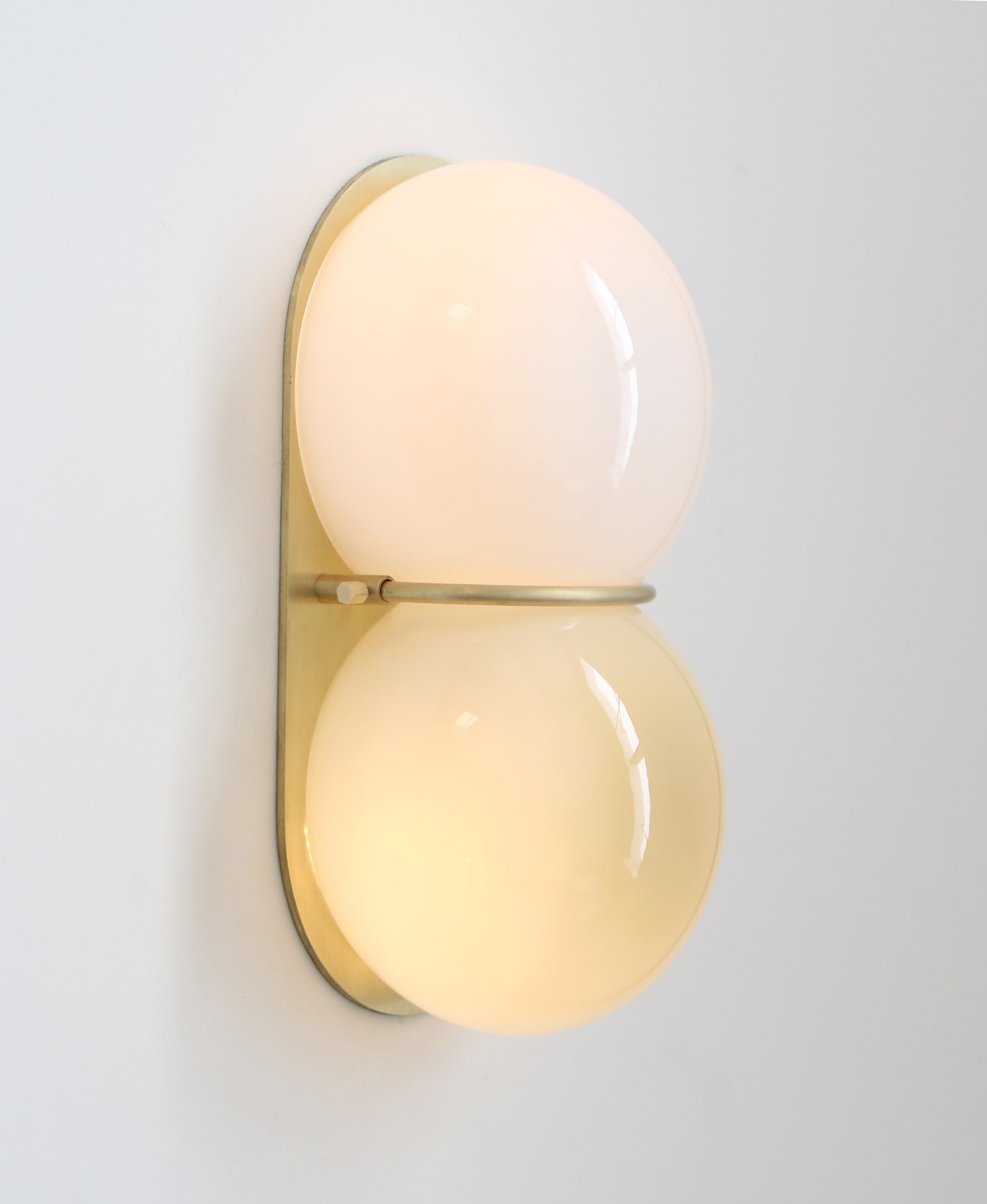 SkLO Twin 1.0 Sconce - Light beige/white glass, Brushed Brass finish — detail view