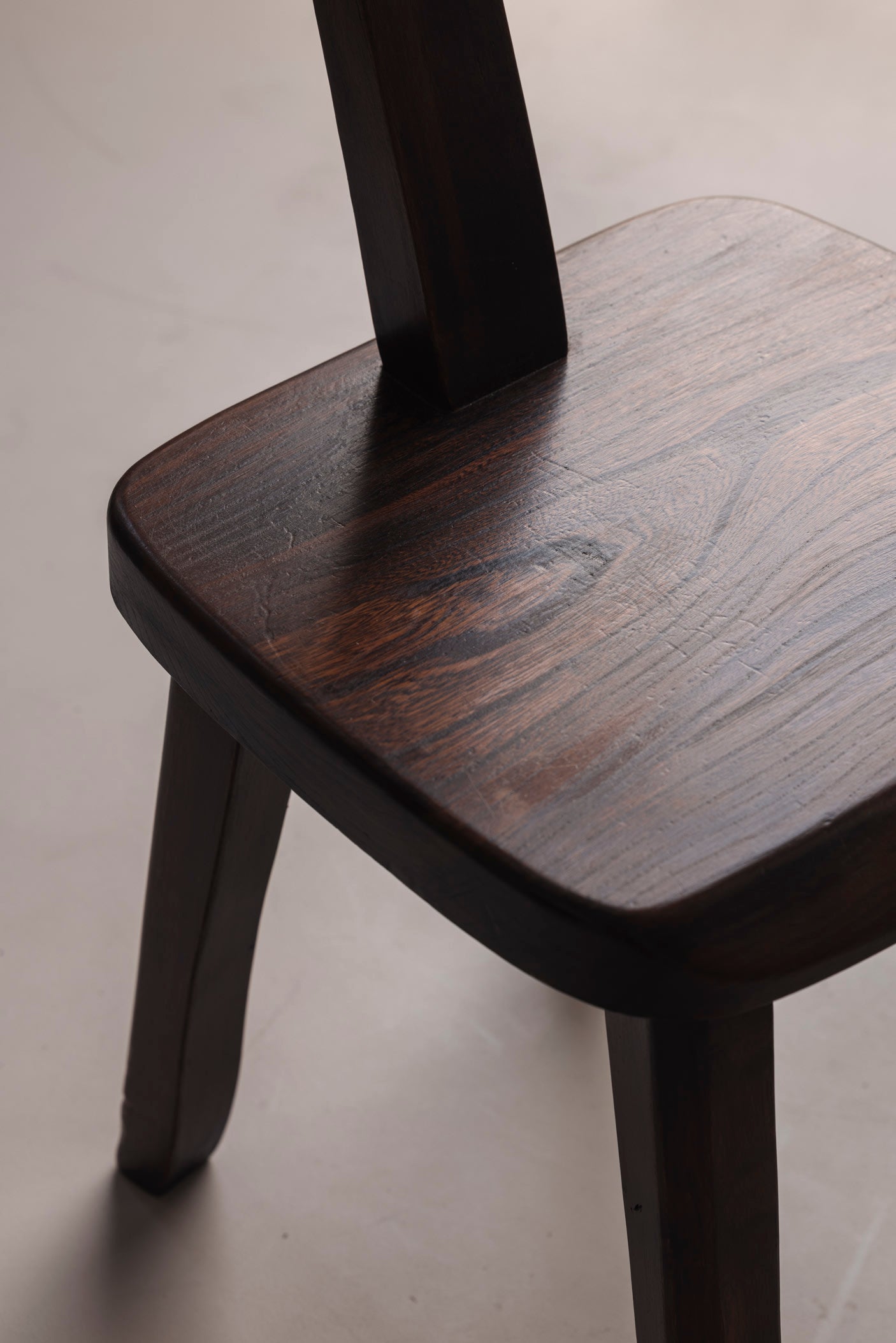 Large set of 8  Brutalist wooden T chairs by Aranjou, France 1960s. — view 9