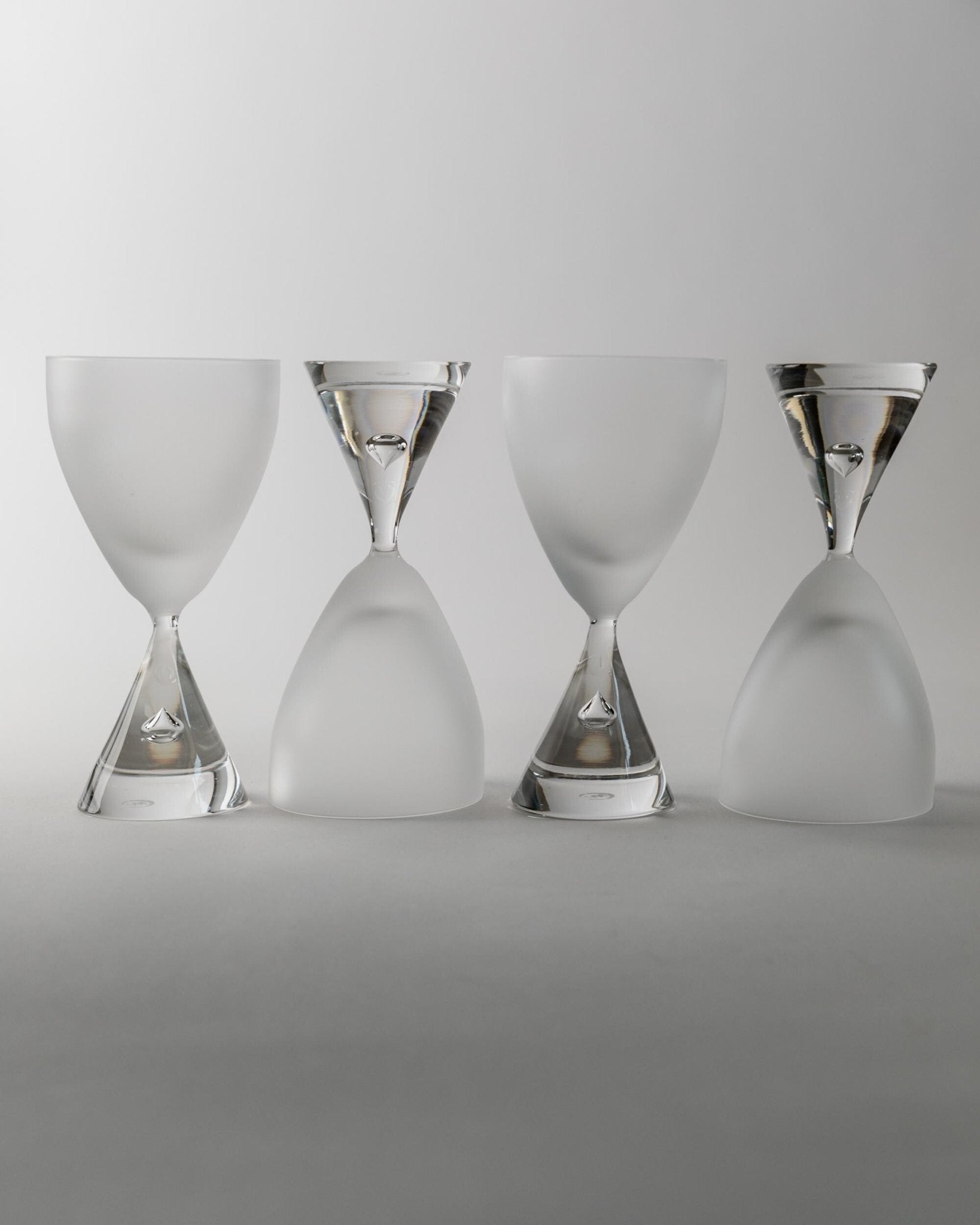 Set of 4 Vintage Murano Drinking Glasses - Hourglass Design with Bubble, Frosted and Clear Glass - Timeless Italy 80s - Wine Glasses, Gift — detail view