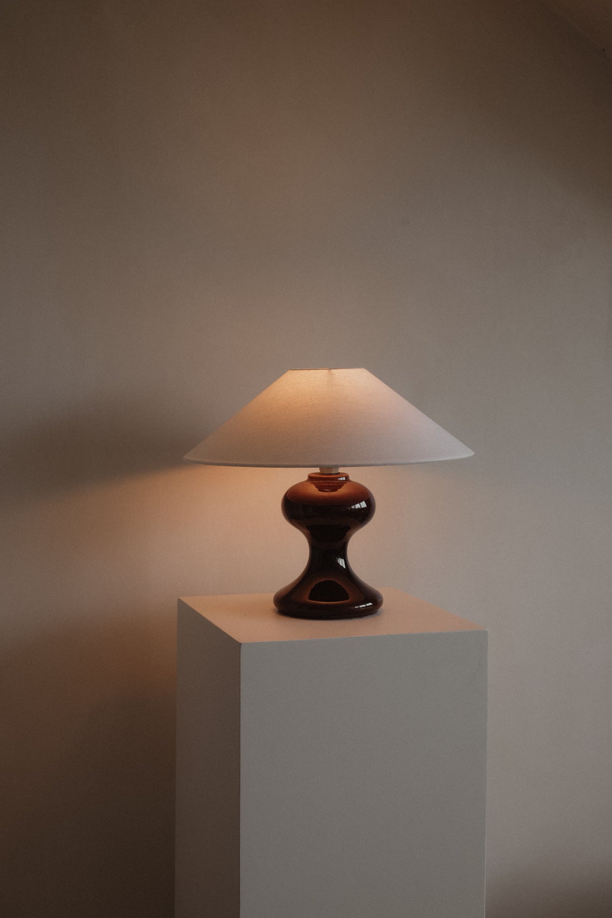 The Cordovan Hourglass Ceramic Table Lamp — detail view