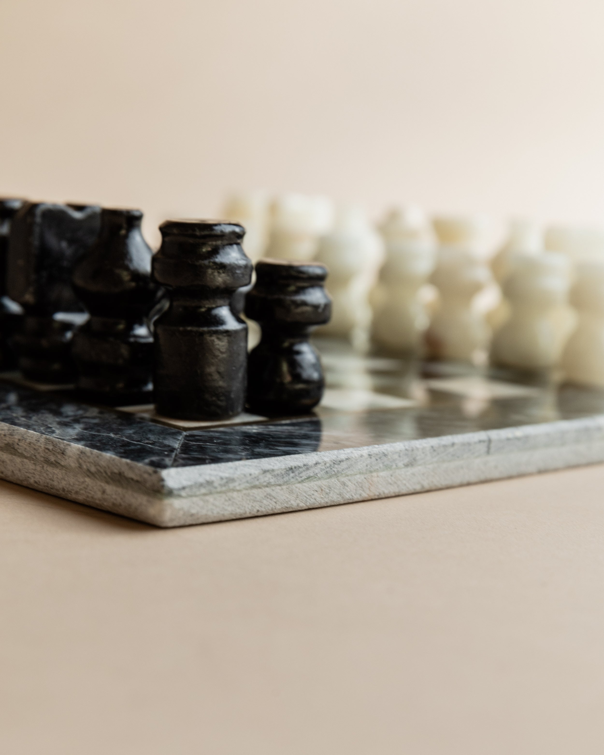 Ensemble d'échecs en marbre - Plateau en pierre avec pièces sculptées, Italie années 1960