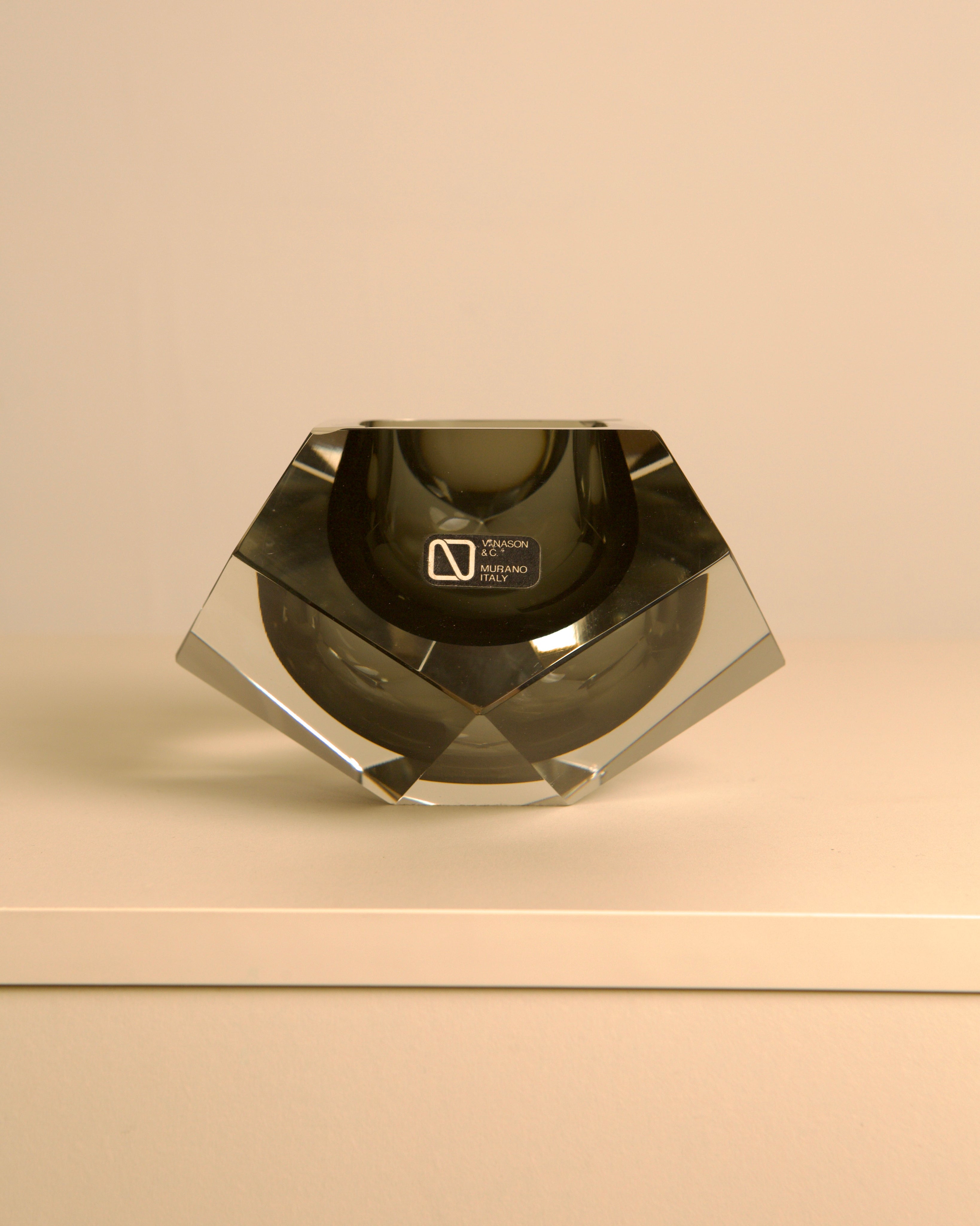 Large black "Diamond" Murano glass ashtray by Flavio Poli for Seguso 80's — detail view
