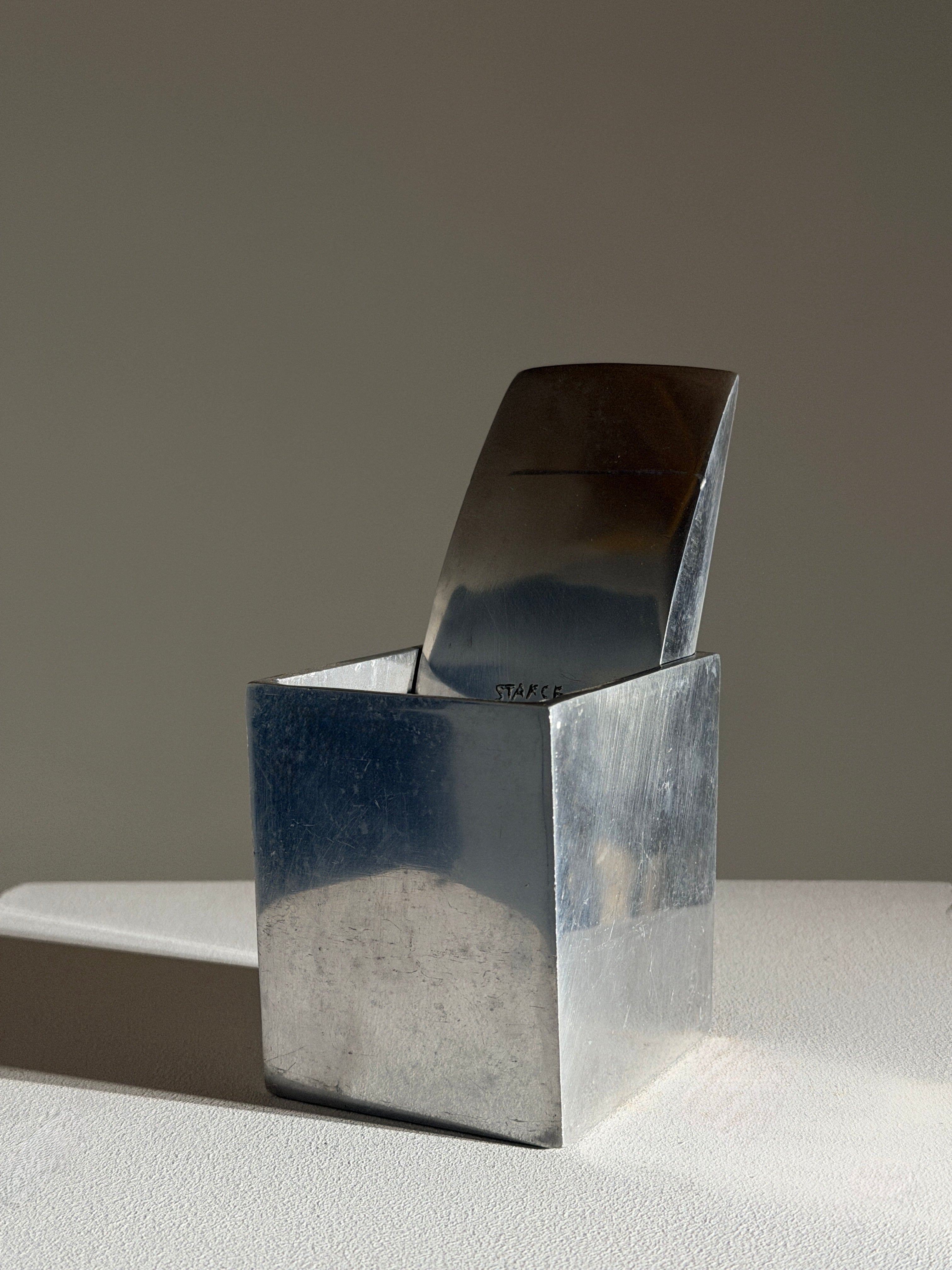 Ray Hollis Ashtray by Figuresdesign | The Oblist