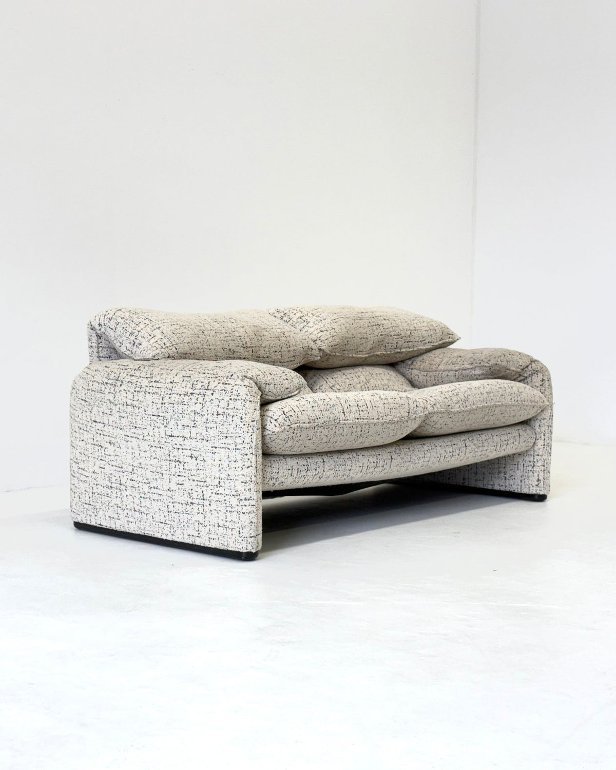 Cassina Maralunga 2-seater sofa by Vico Magistretti off-white with subtle pattern by Wintage | The Oblist