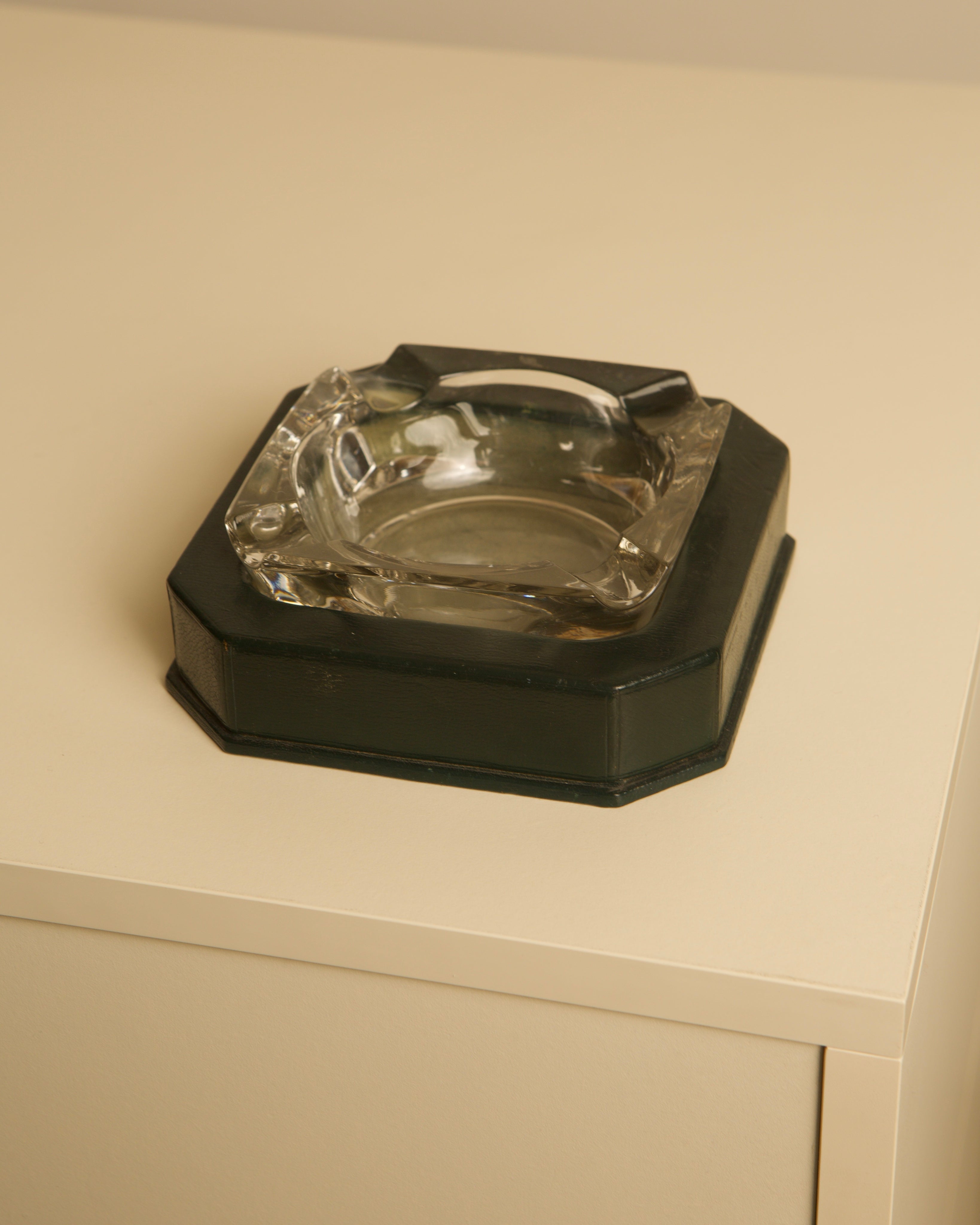 Cendrier en cristal italien et cuir vert forêt des années 60