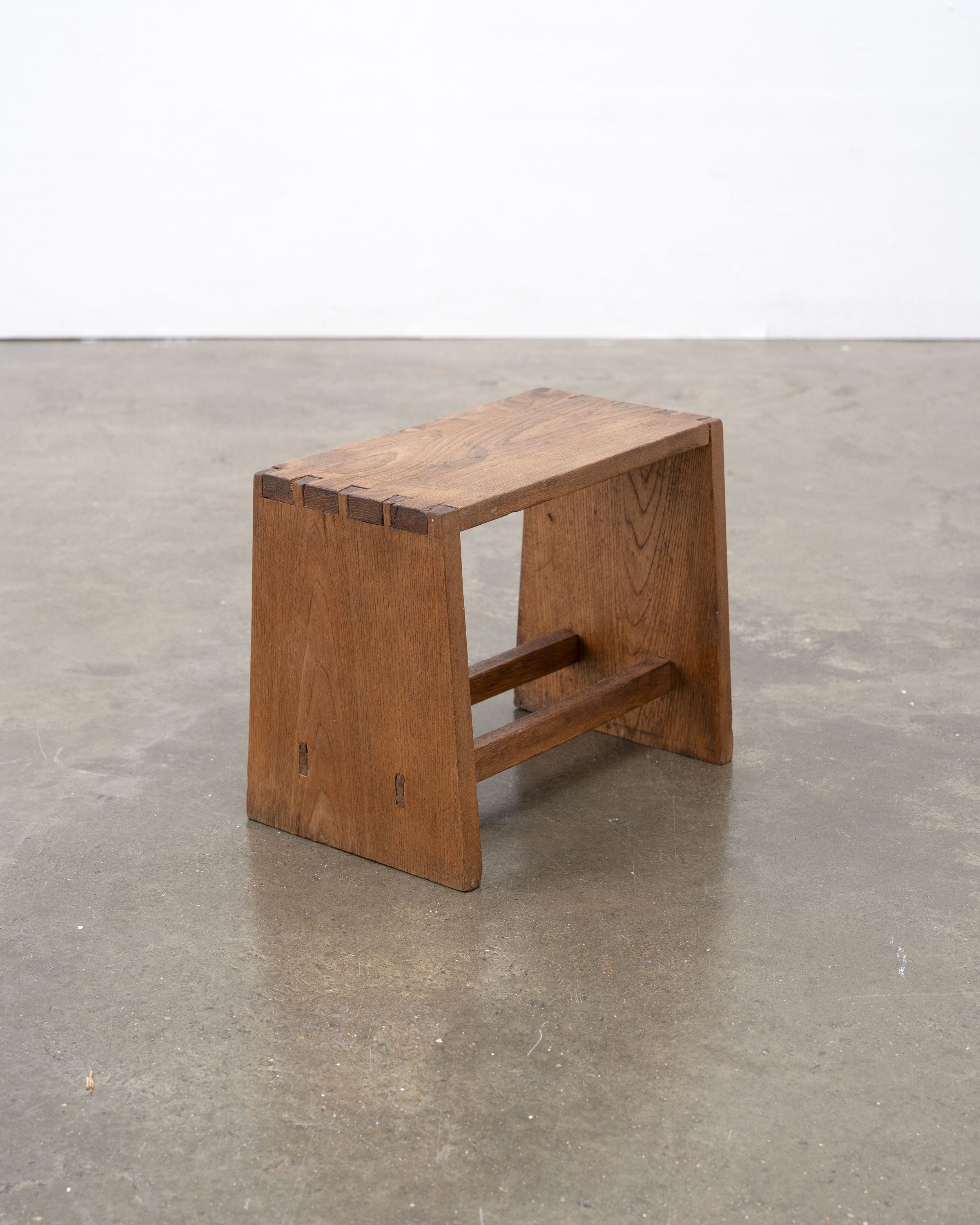 Small Modernist Oak Side Table / Stool, c.1930 — detail view