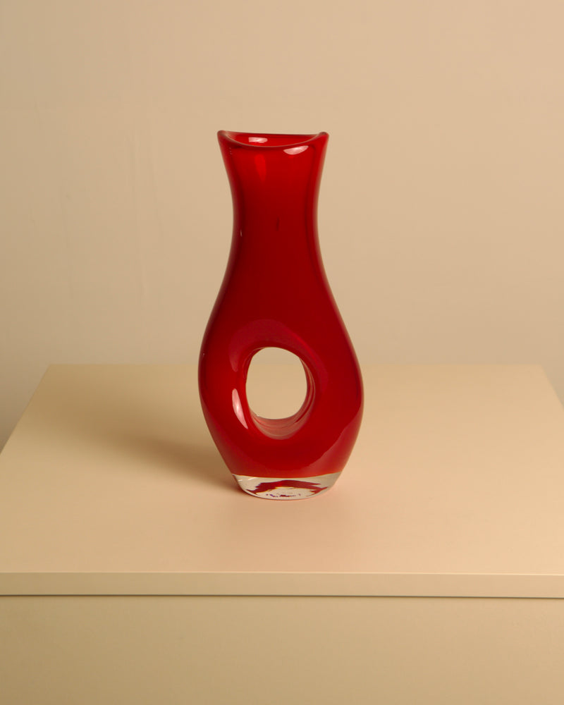 Red "Percé" Vase in Murano Glass from the 80s — front view highlighting the curved shape
