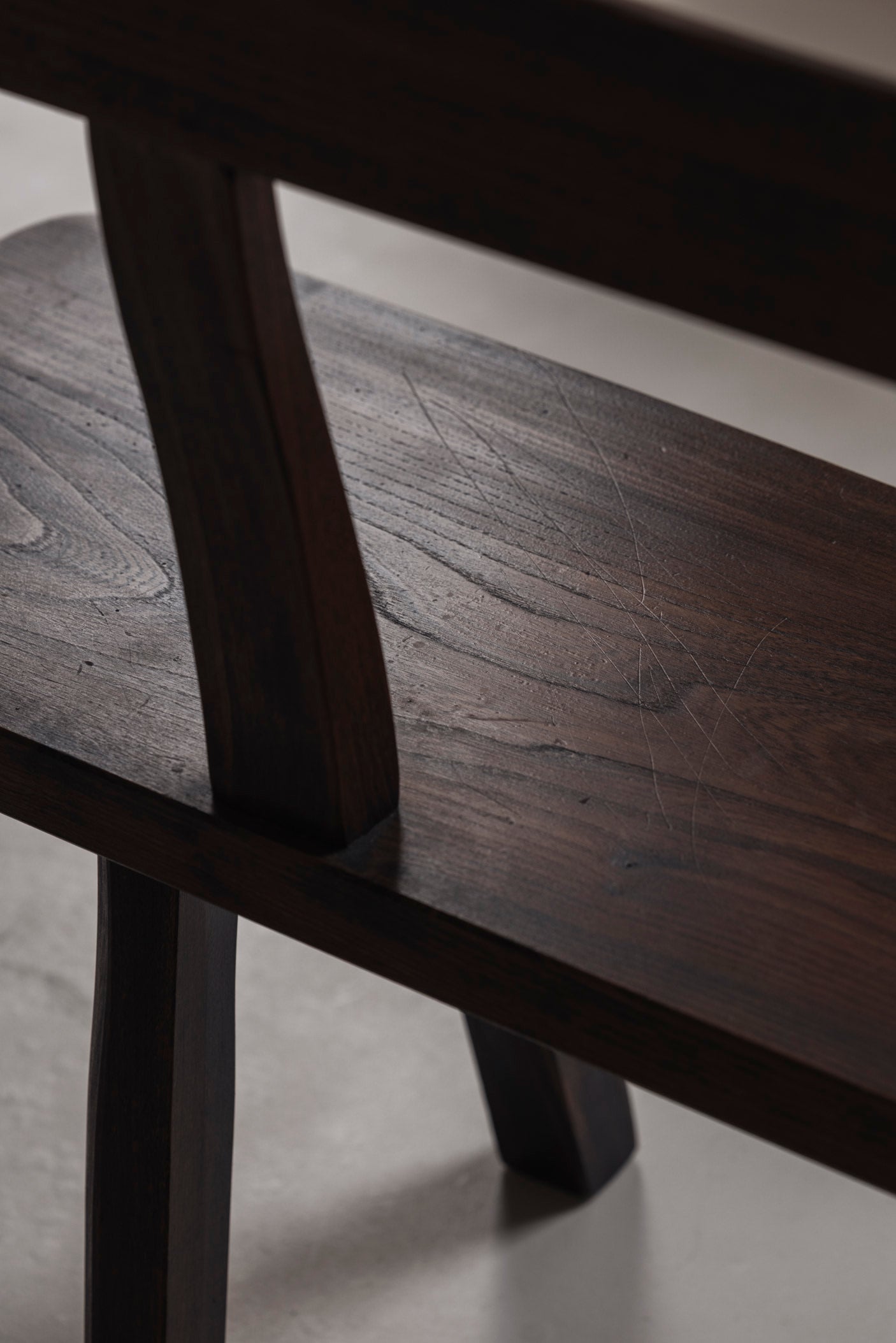 Sculptural Bench by Olavi Hanninen for Aranjou, France 1950s — close-up of dark wood grain texture