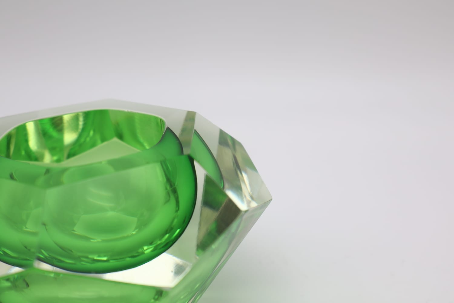 Mid-Century Murano 'Sommerso' Faceted Glass Diamond Ashtray by Flavio Poli for Seguso, 196 — lifestyle setting