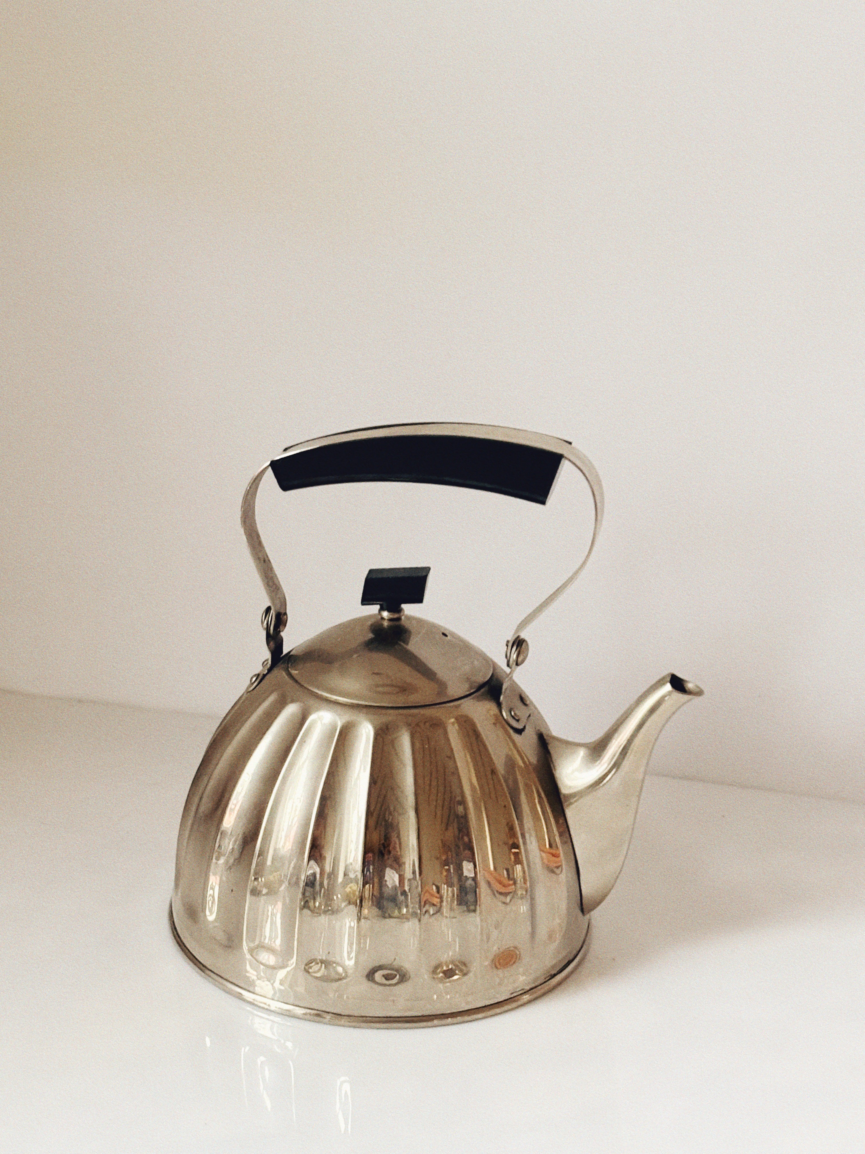 Bouilloire en métal de style mi-siècle avec poignée en bakélite, Gusev Russie