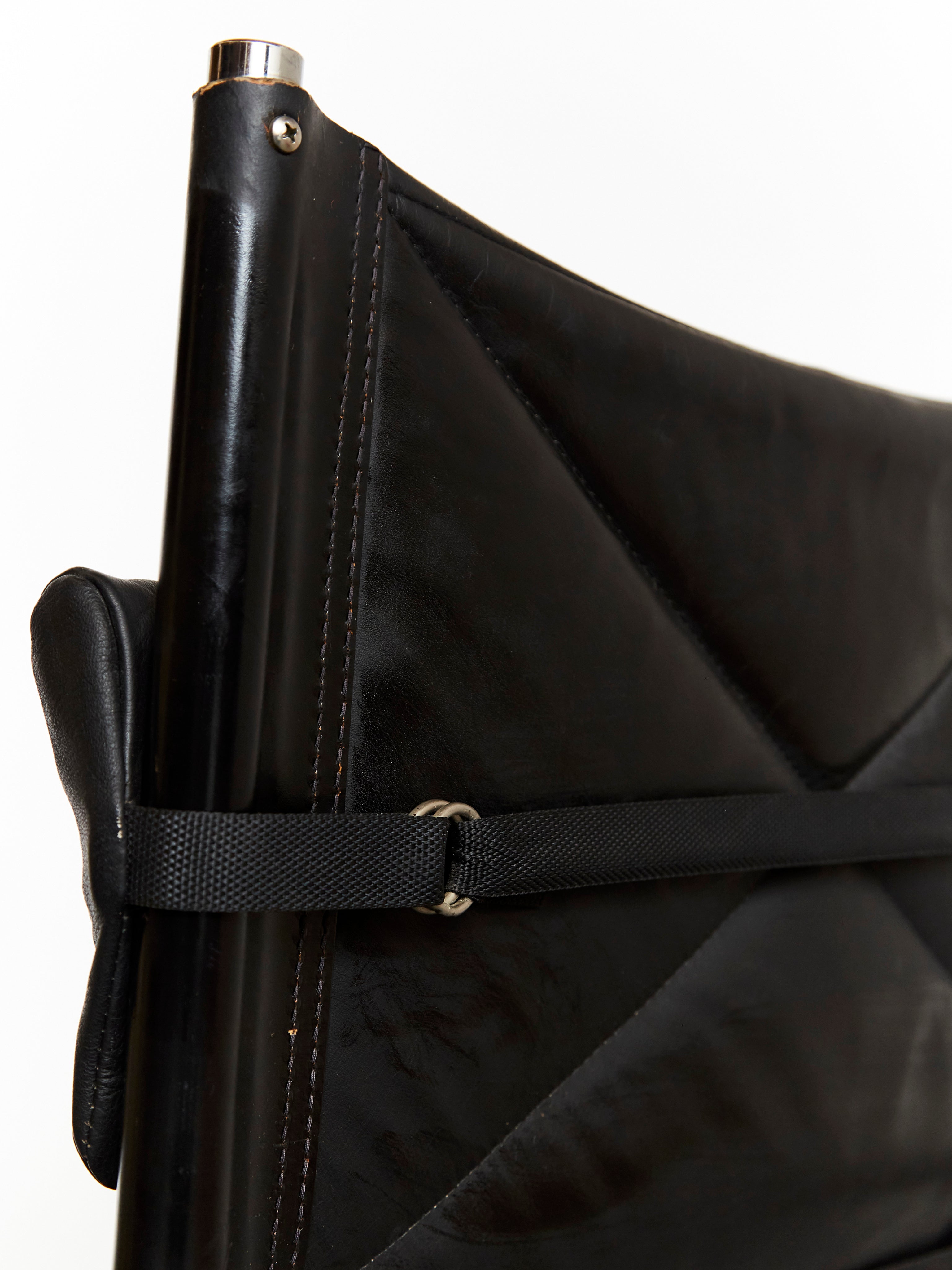 Hans Eichenberger Lounge Chair & Ottomane HE1106 for Strässle — close-up of black leather backrest detail