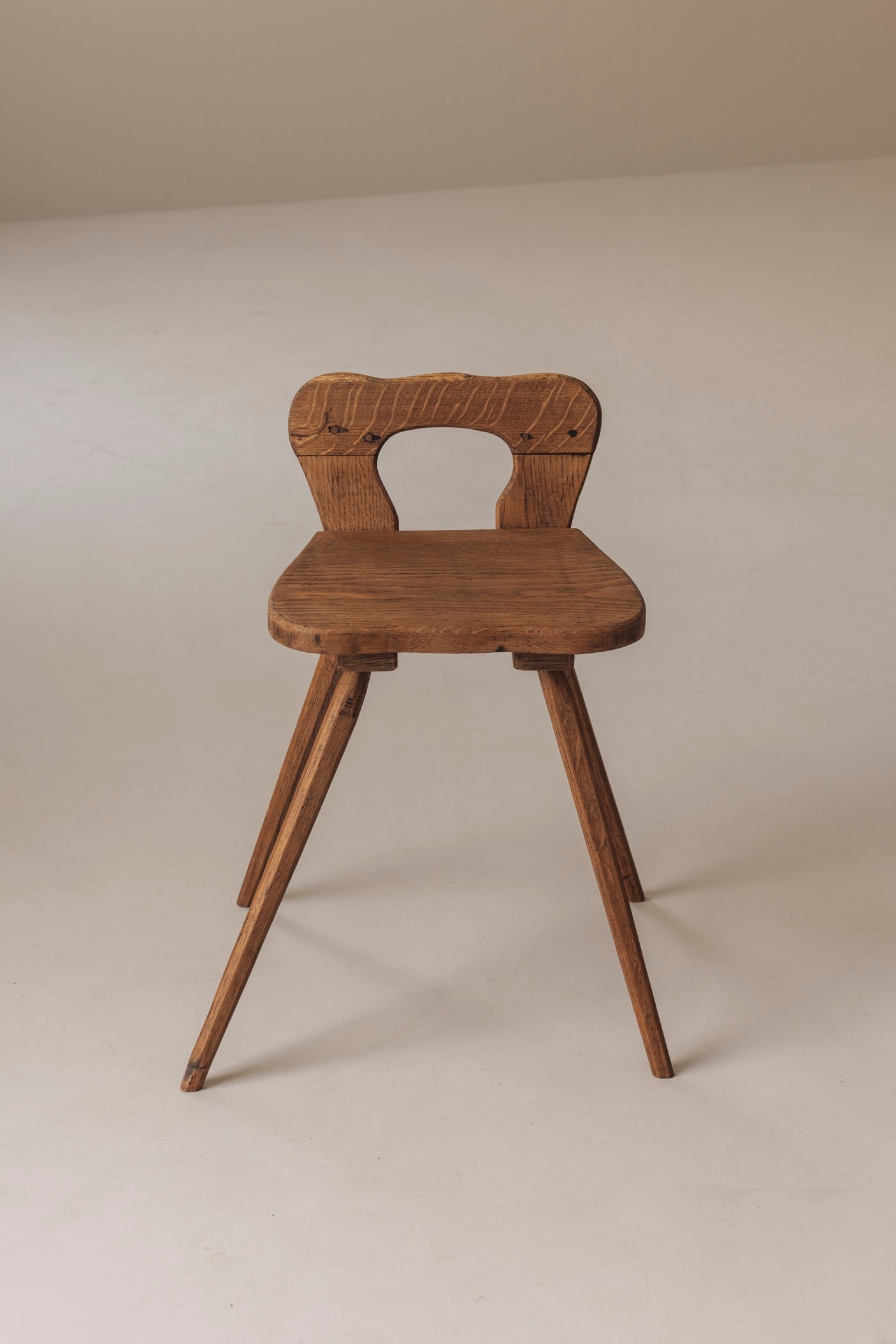 Sculptural pair of French solid oak side chairs from the 1950s — view 9