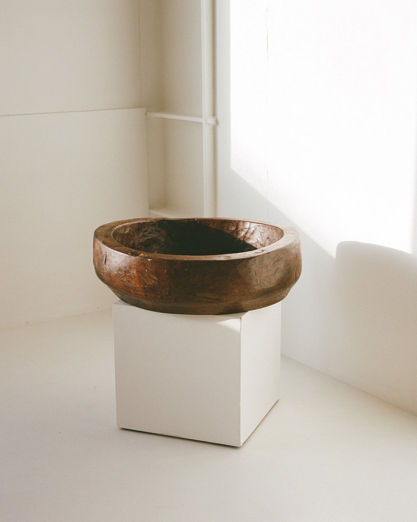 Important Monoxyle Artisanal African Mid-Century Carved Bowl / Centerpiece