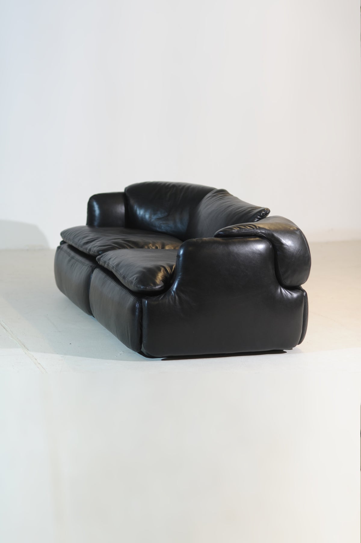 Alberto Rosselli for Saporiti Bold Sculptural “Confidential” Sofa, Italy 1970 — side angle
