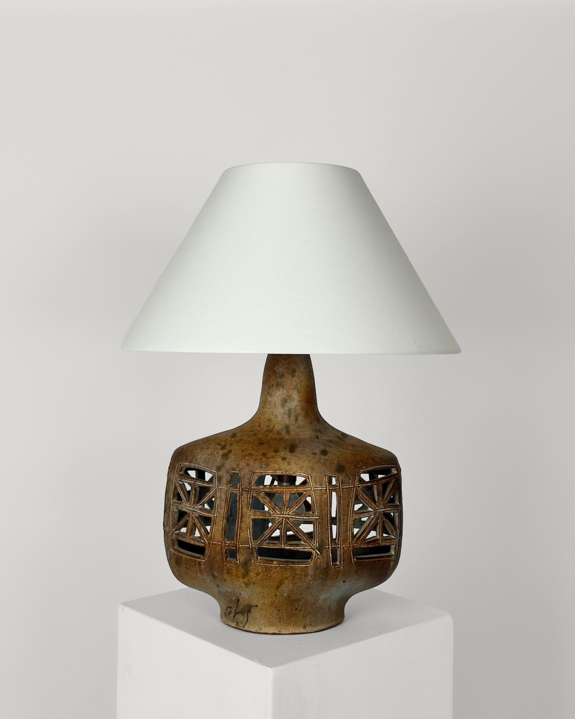 Ceramic lamp by Agnes Escala — side angle
