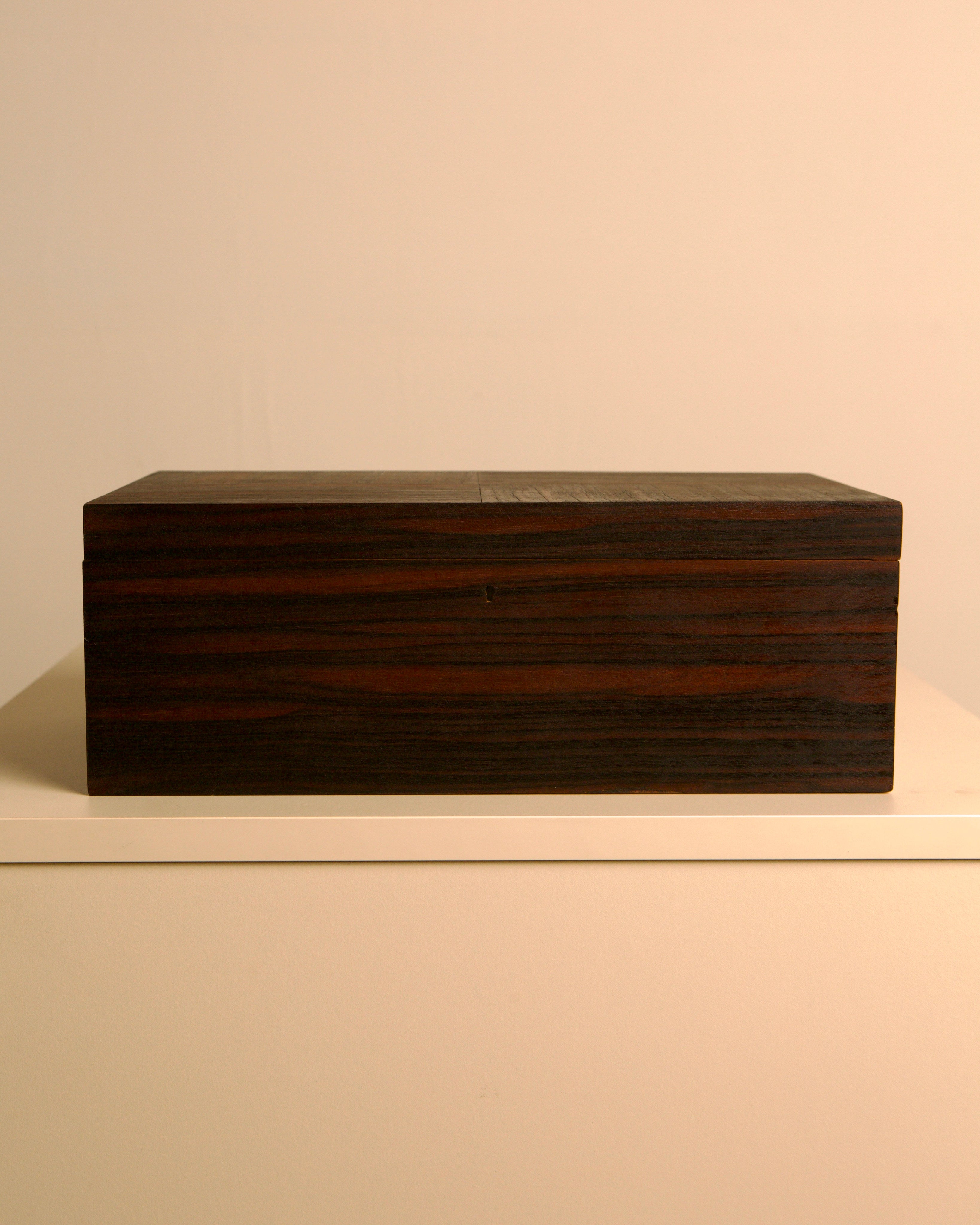 Large Rio rosewood veneer box, Fristho, the Netherlands, 1950s — detail view