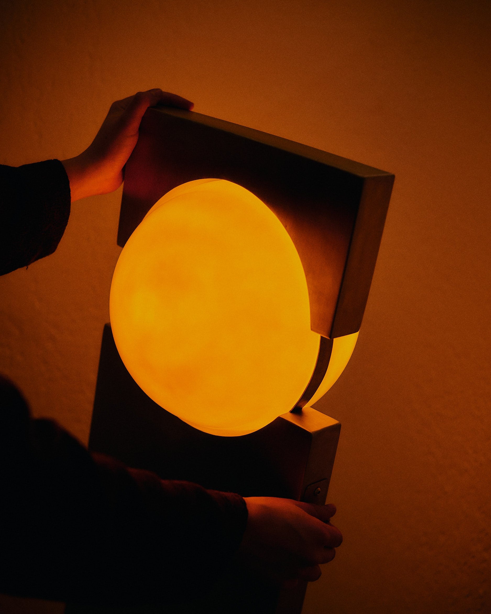 Lampe Héroïque en Acier Inoxydable Sculpturale