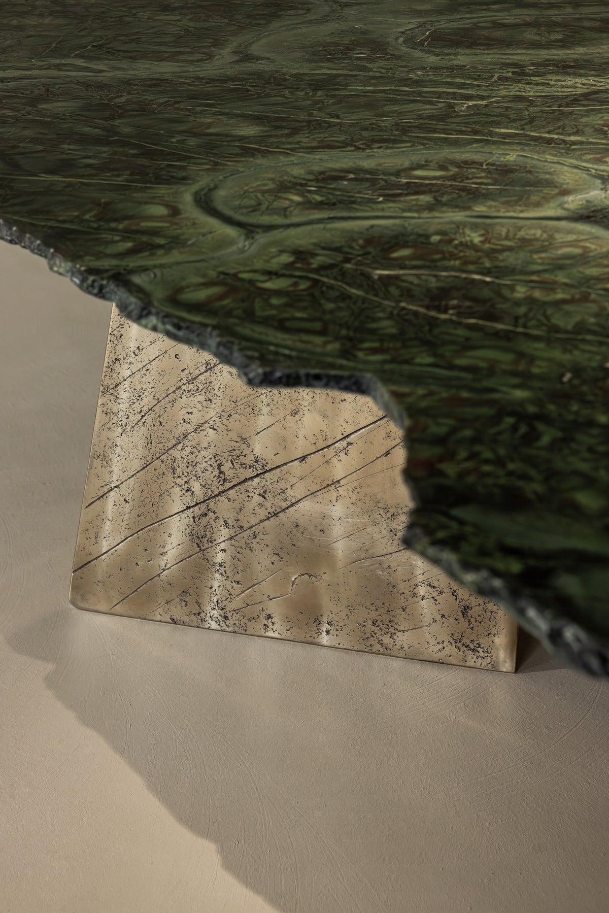 VITTORIA Dining Table - Marble and Brass — detail view