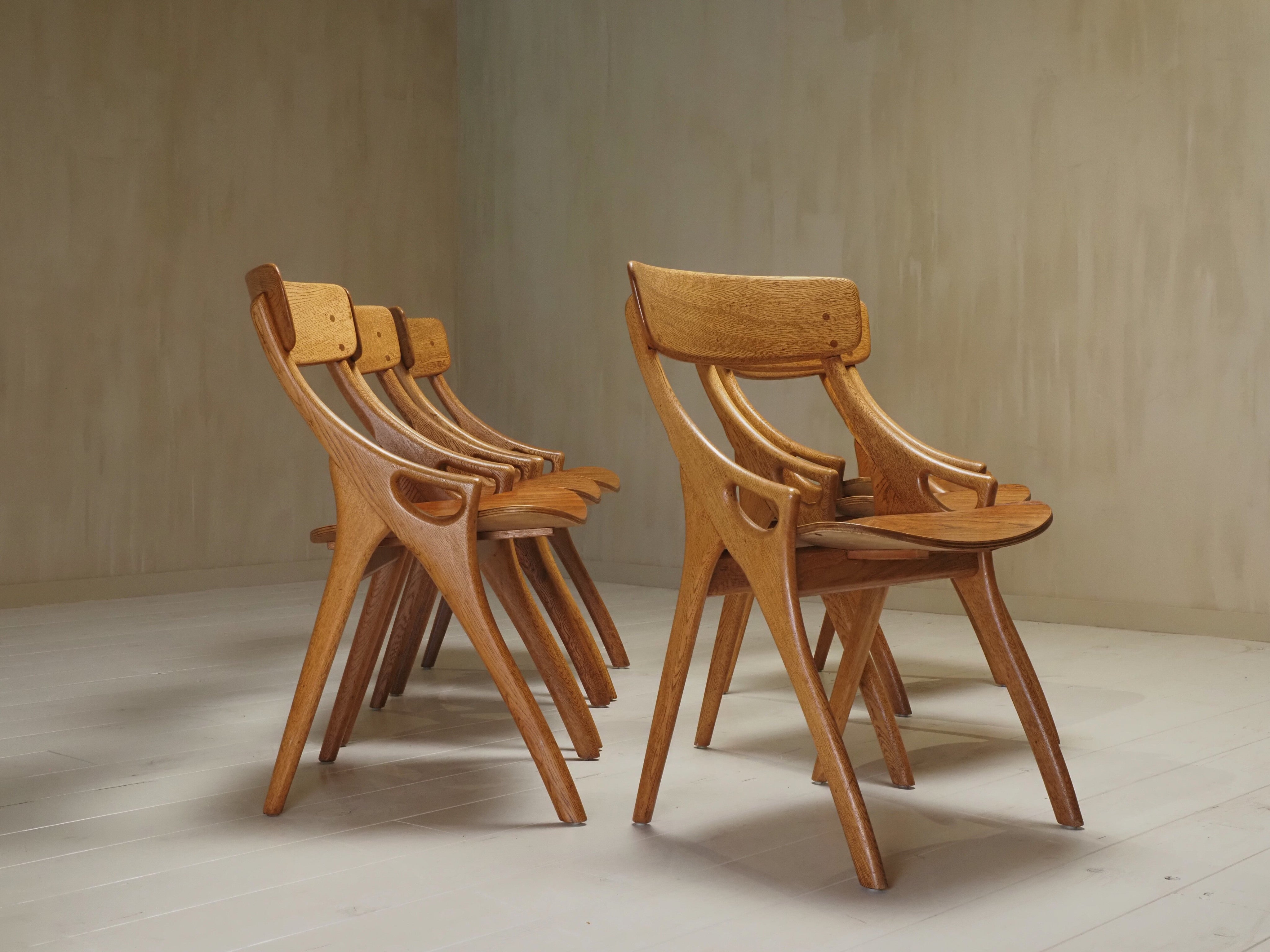 6 Arne Hovmand Olsen Dining Chairs for Mogens Kold Mobelfabrik 1959 — detail view