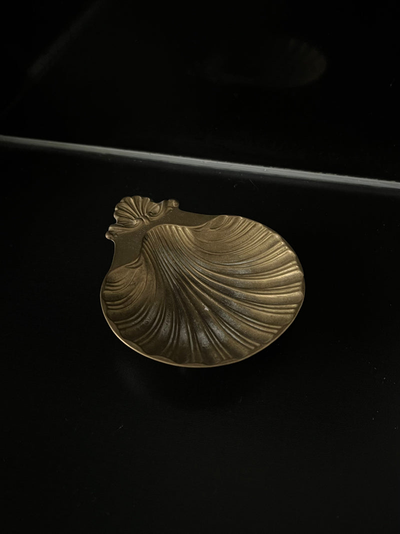Bronze shell-shaped vide poche with ribbed texture by Manushi