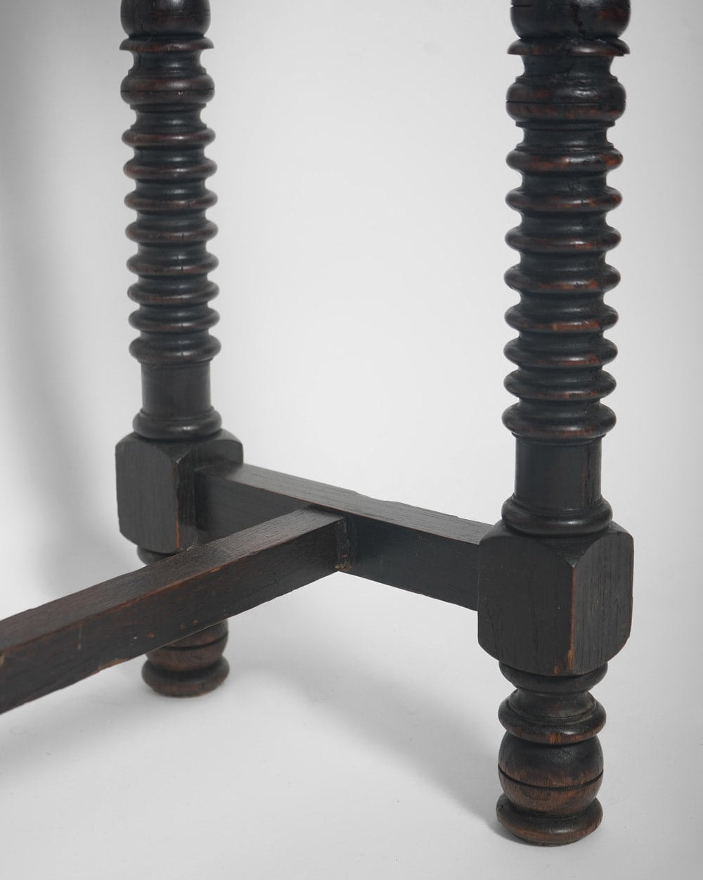 Console de table en bois tourné ébénisé espagnol, XIXe siècle.