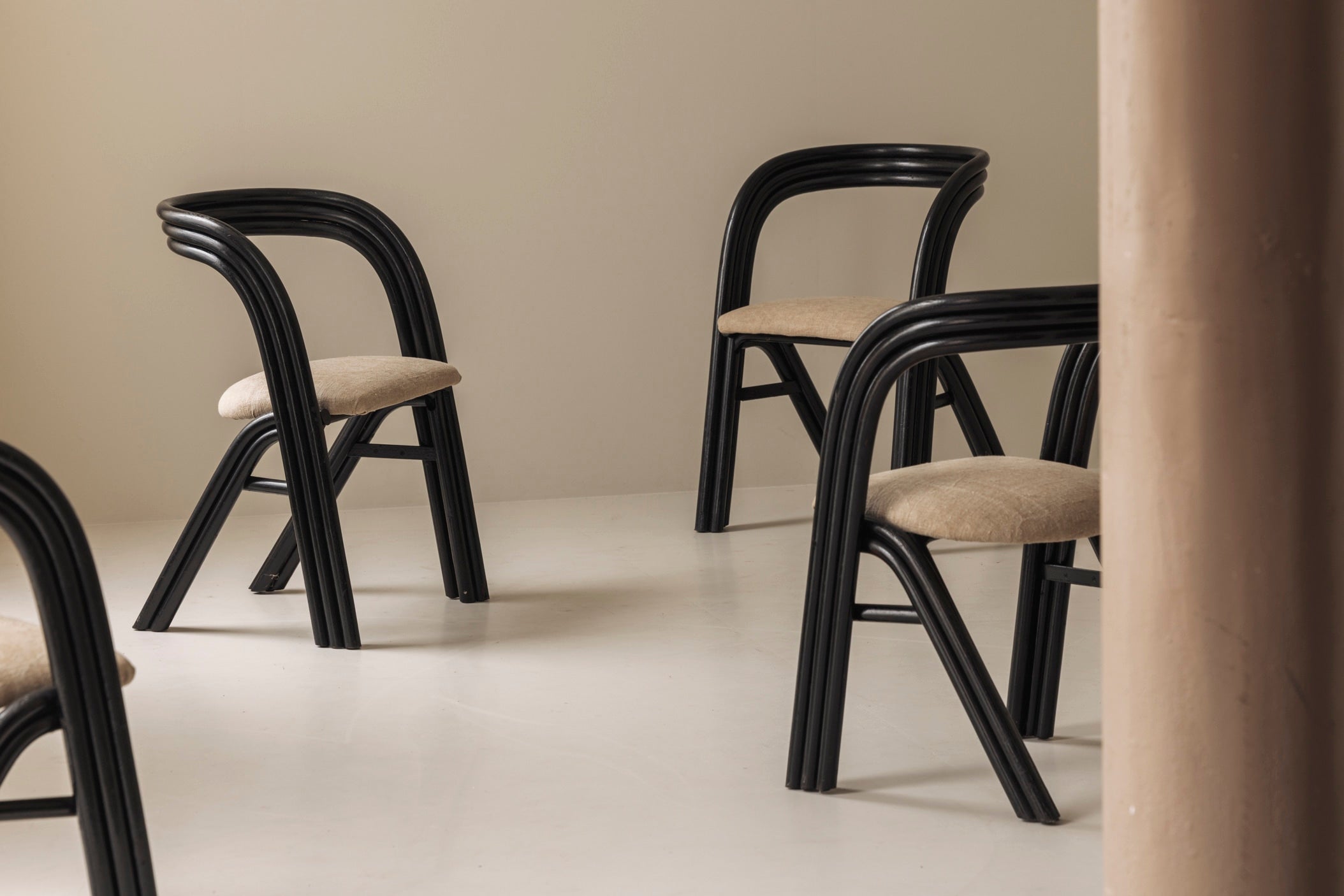 Set of four sculptural dining chairs by Axel Enthoven for Rohé Design, 1980s — detail view