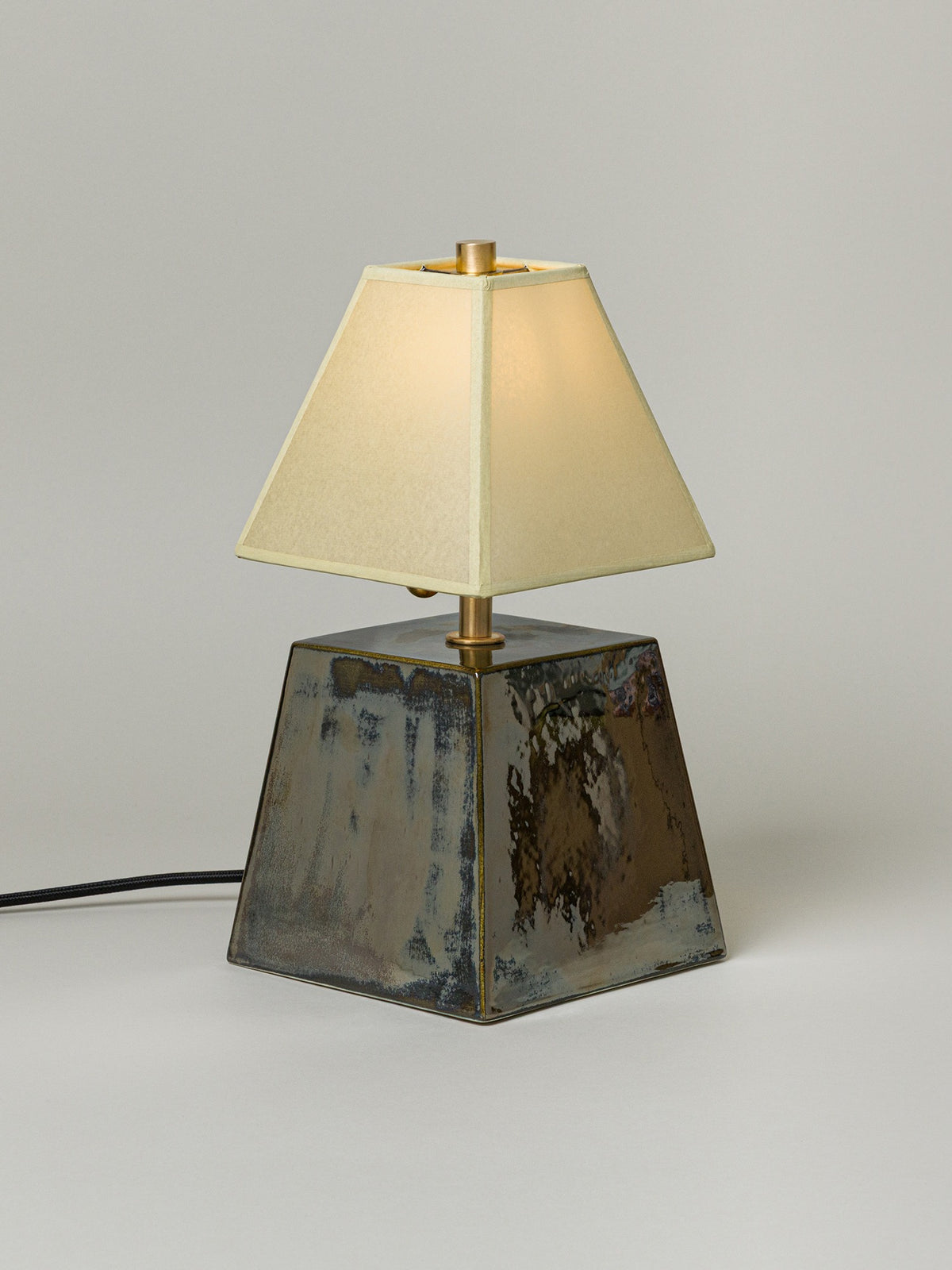 Osen Table Lamp Short, Obsidian / Faint Green Shade — detail view