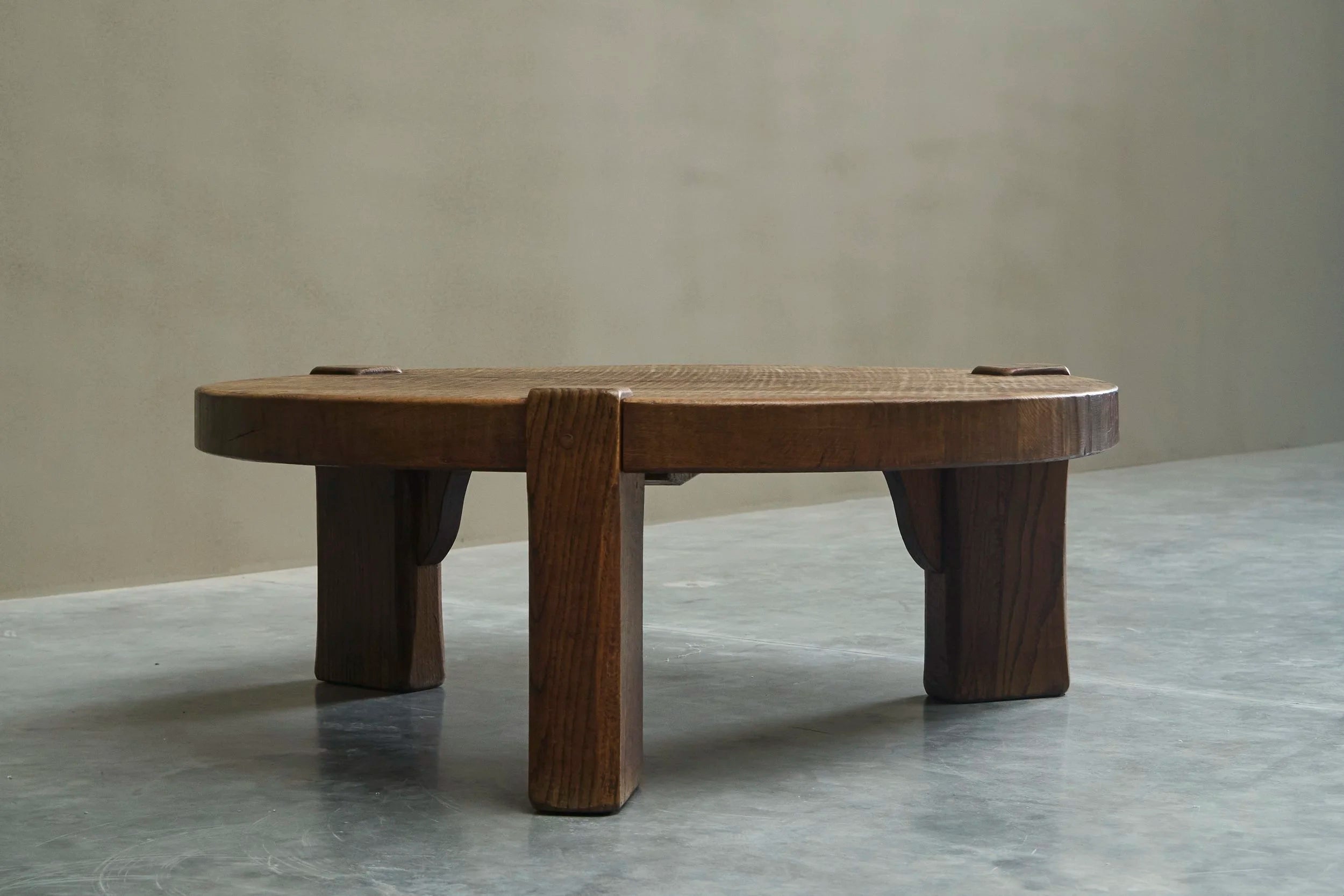 Large Round Wabi-Sabi Style Coffee Table in Solid Oak 1960s — close-up