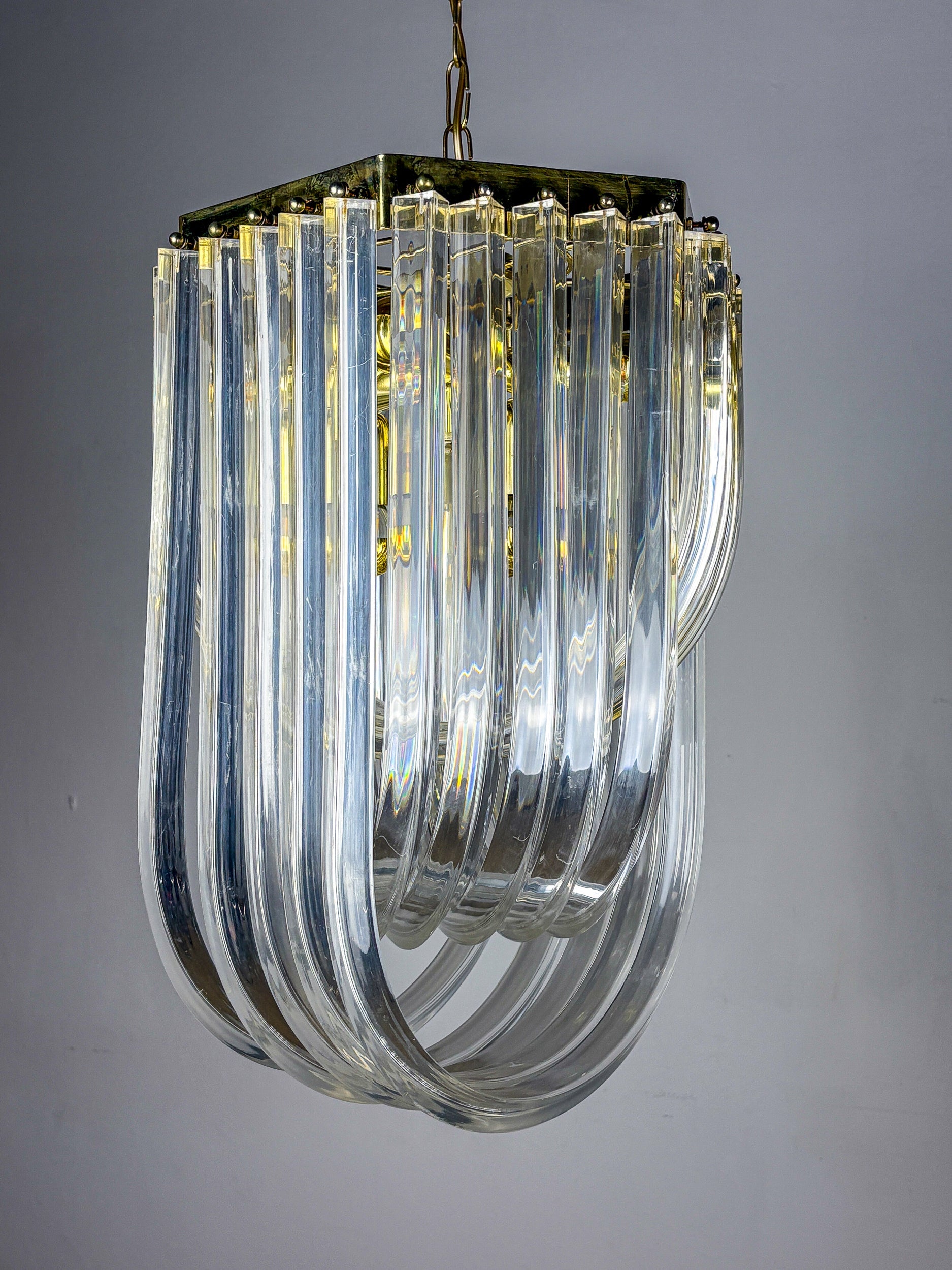 Long Mid-Century Curved Lucite Ribbon Chandelier in Brass, Italy — detail view