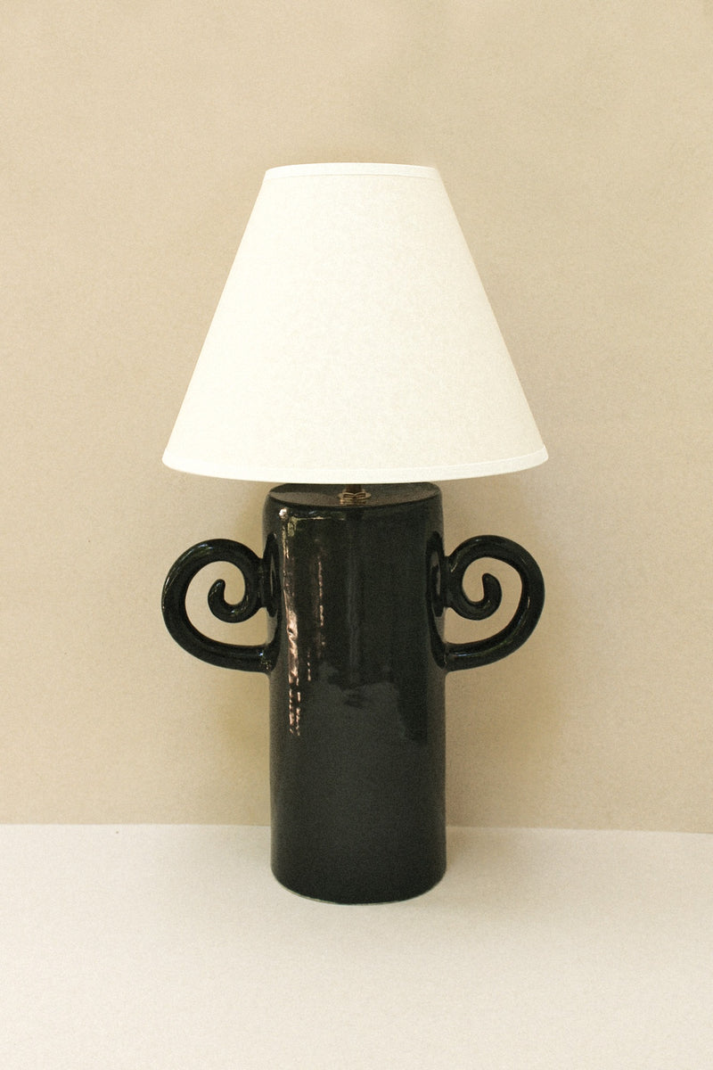 Espiral Lamp (Negro) — front view showing glossy black ceramic base
