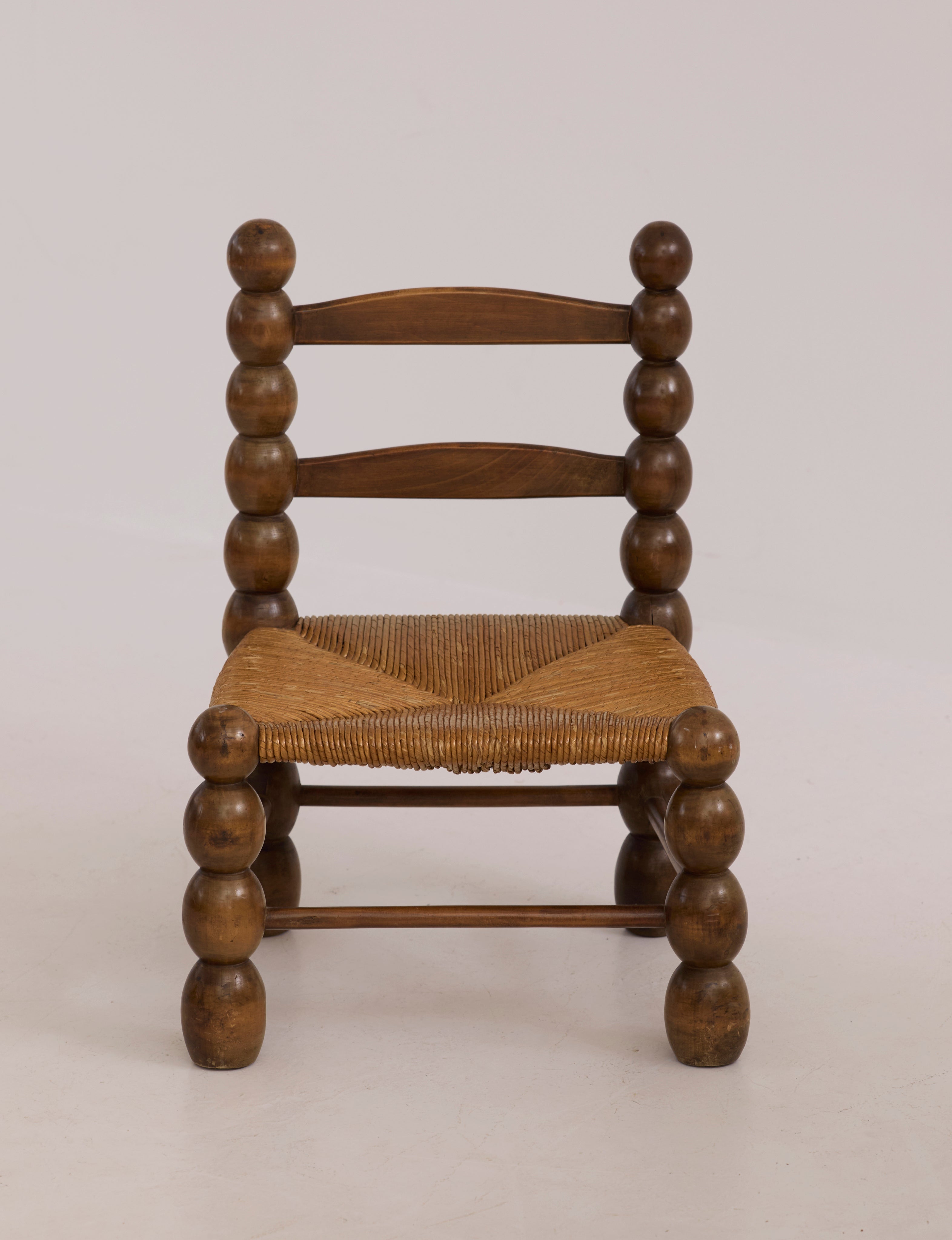 Chaise basse en bois de chêne français et paille vers 1940