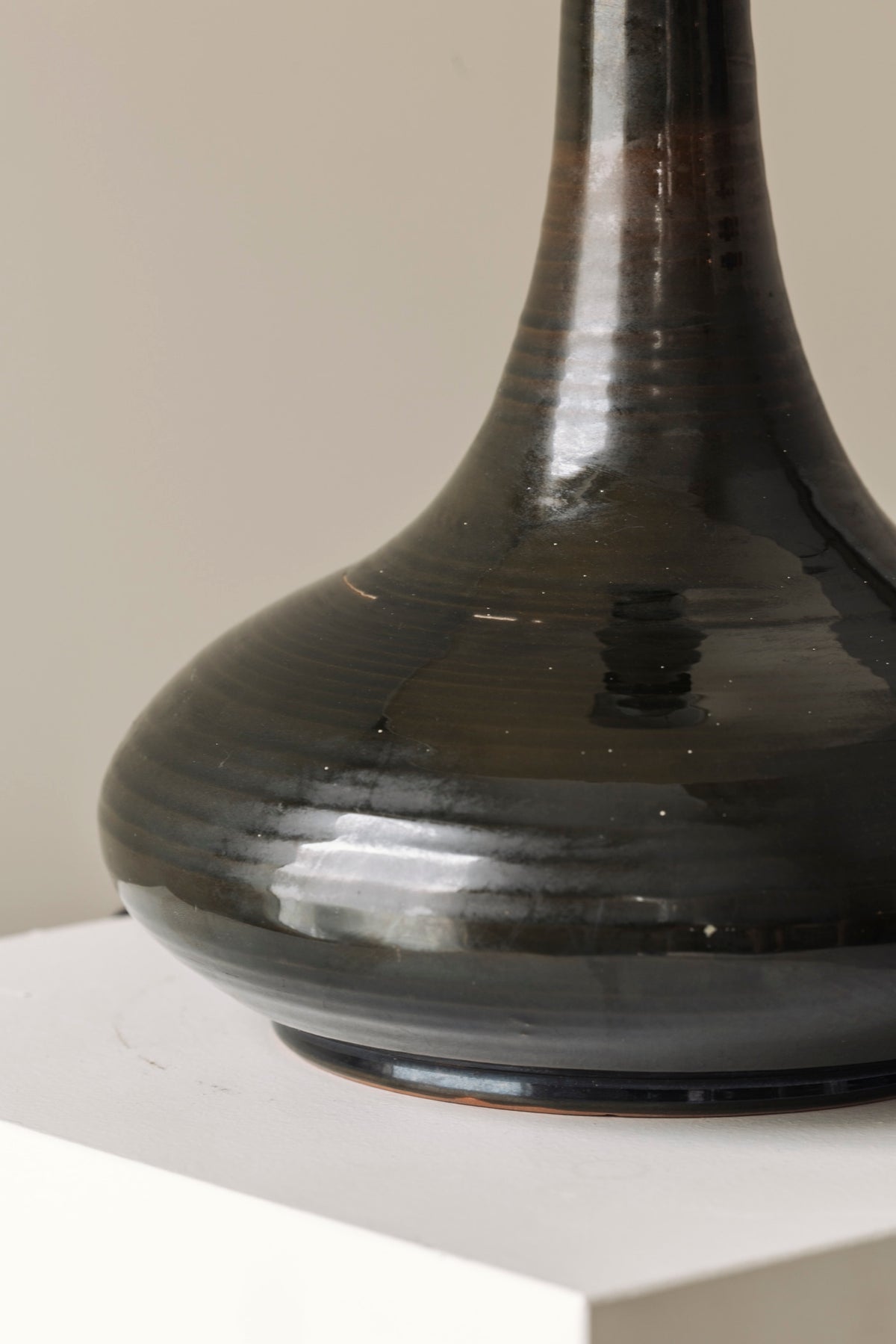 Elegant Set of Two identical French Ceramic Table Lamps, 1960s — additional view