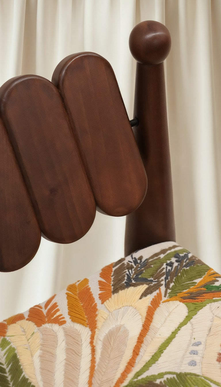 SIMORGH II – Noyer massif avec rembourrage brodé à la main – Sculptural