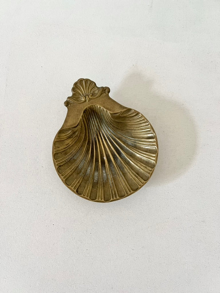 Bronze shell-shaped vide poche with ribbed texture detail
