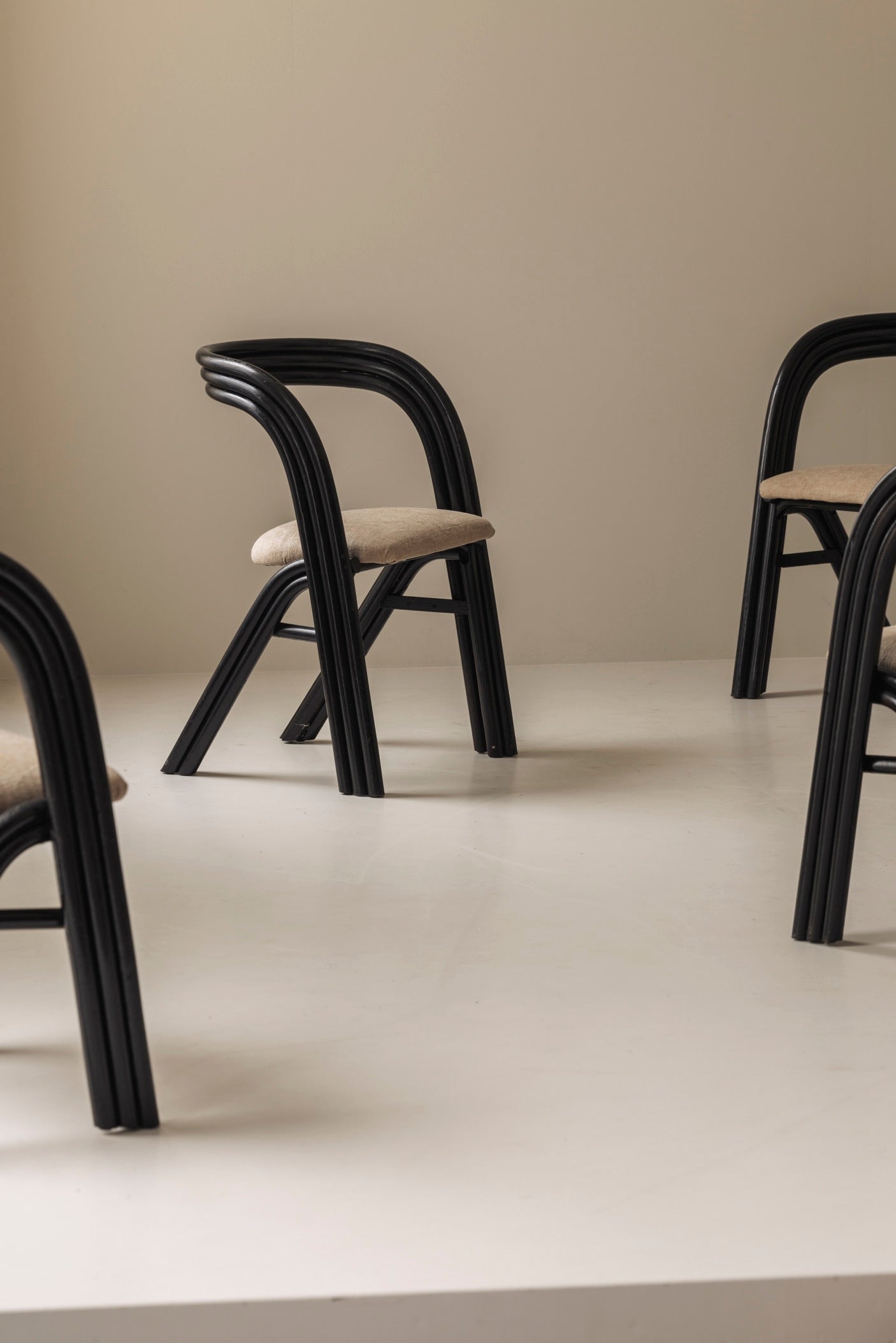Set of four sculptural dining chairs by Axel Enthoven for Rohé Design, 1980s — side angle