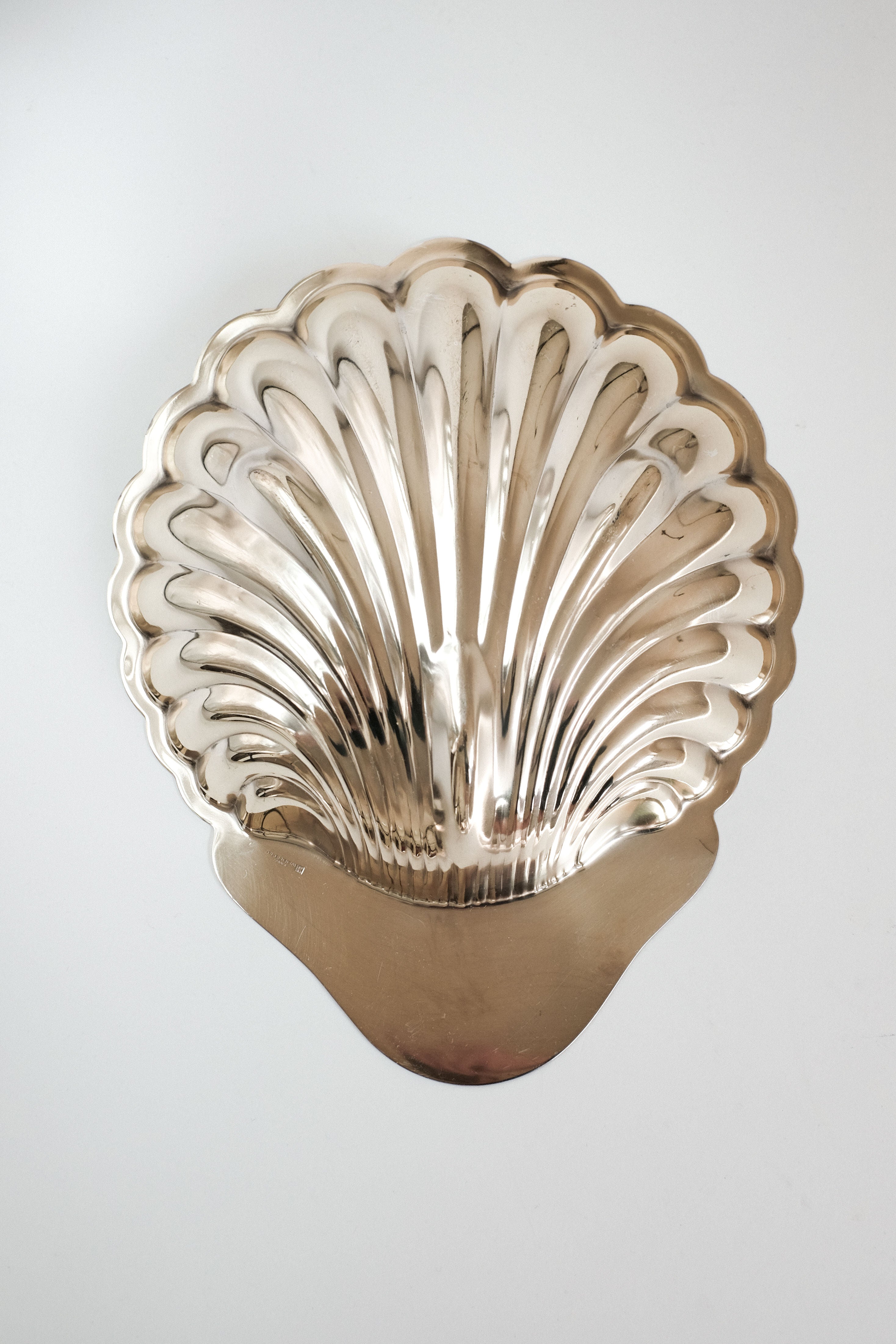Medium Shell Shaped Vide-poches — top view of polished metal texture