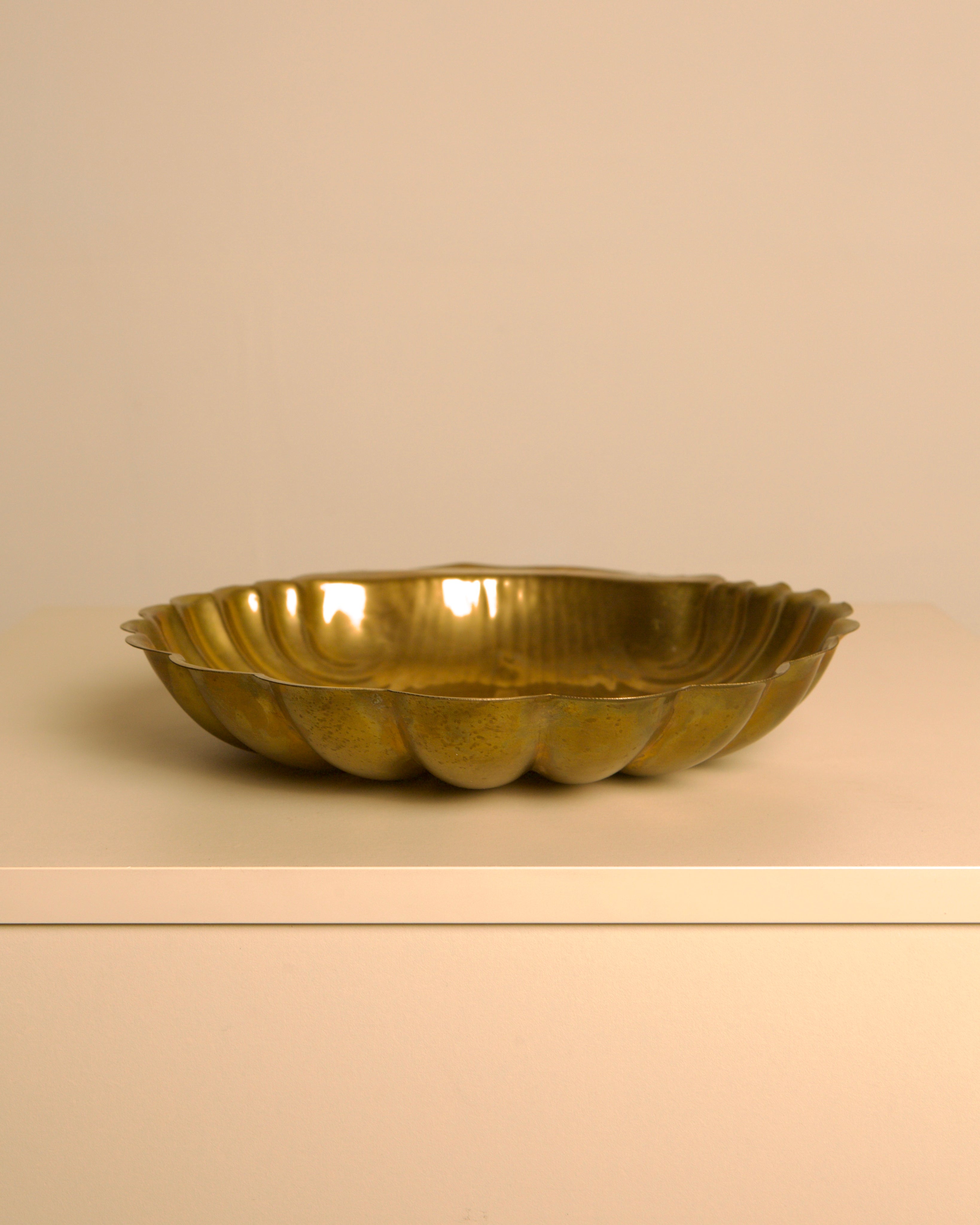 Large Brass Scallop Shell Catchall, Italy, 1960s — detail view