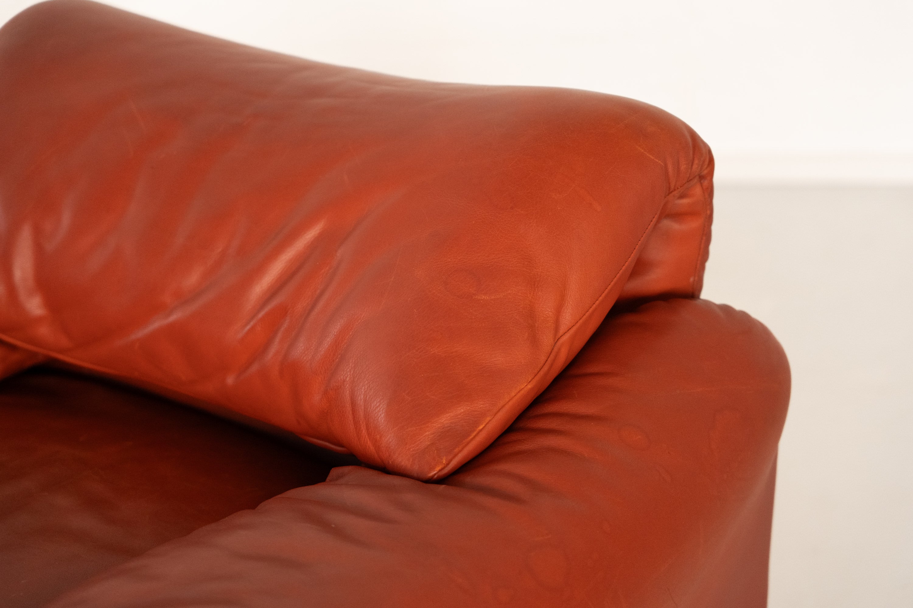 Maralunga Lounge Chair by Vico Magistretti for Cassina — close-up of rust leather upholstery