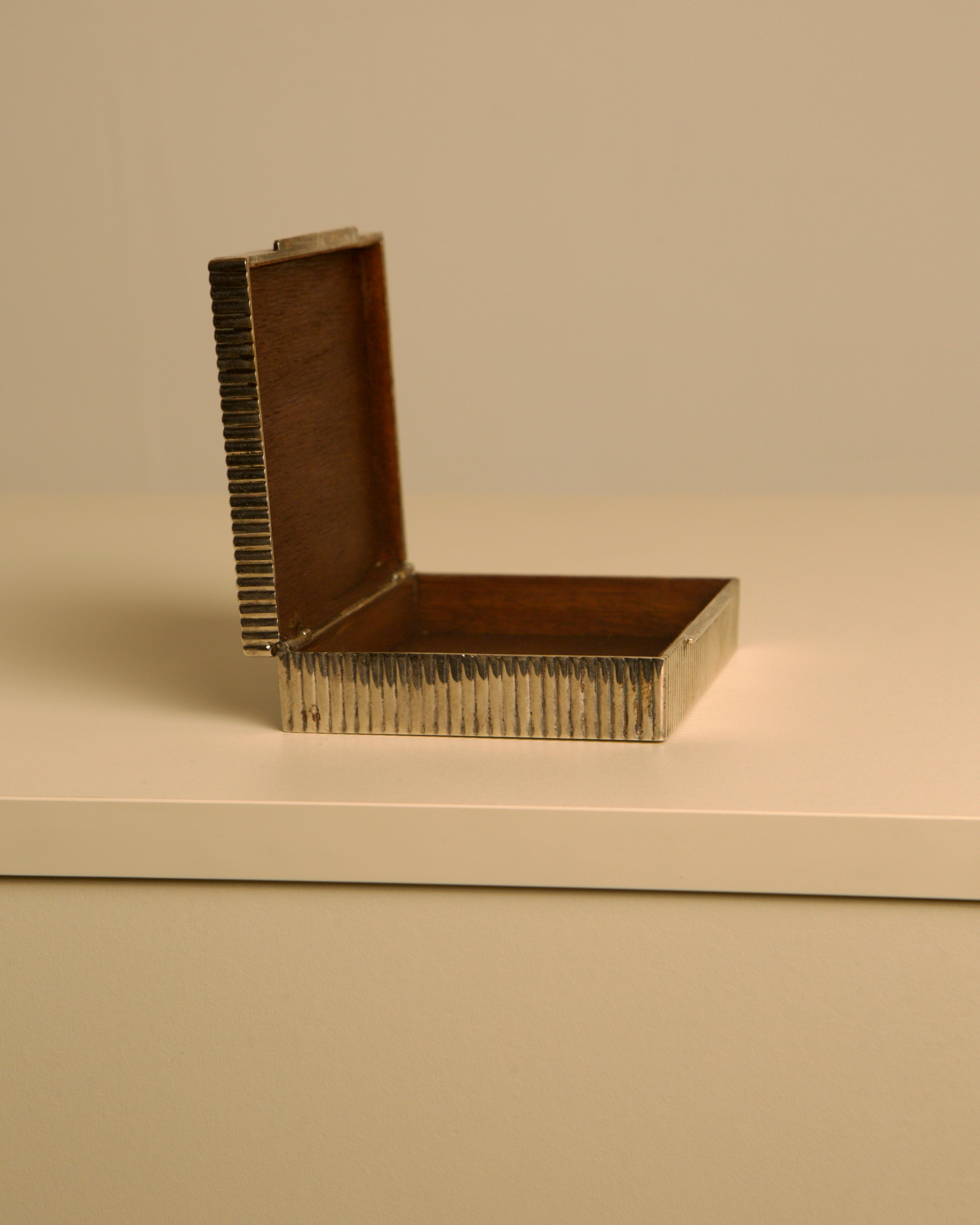 Boîte en métal italienne avec intérieur en bois des années 60