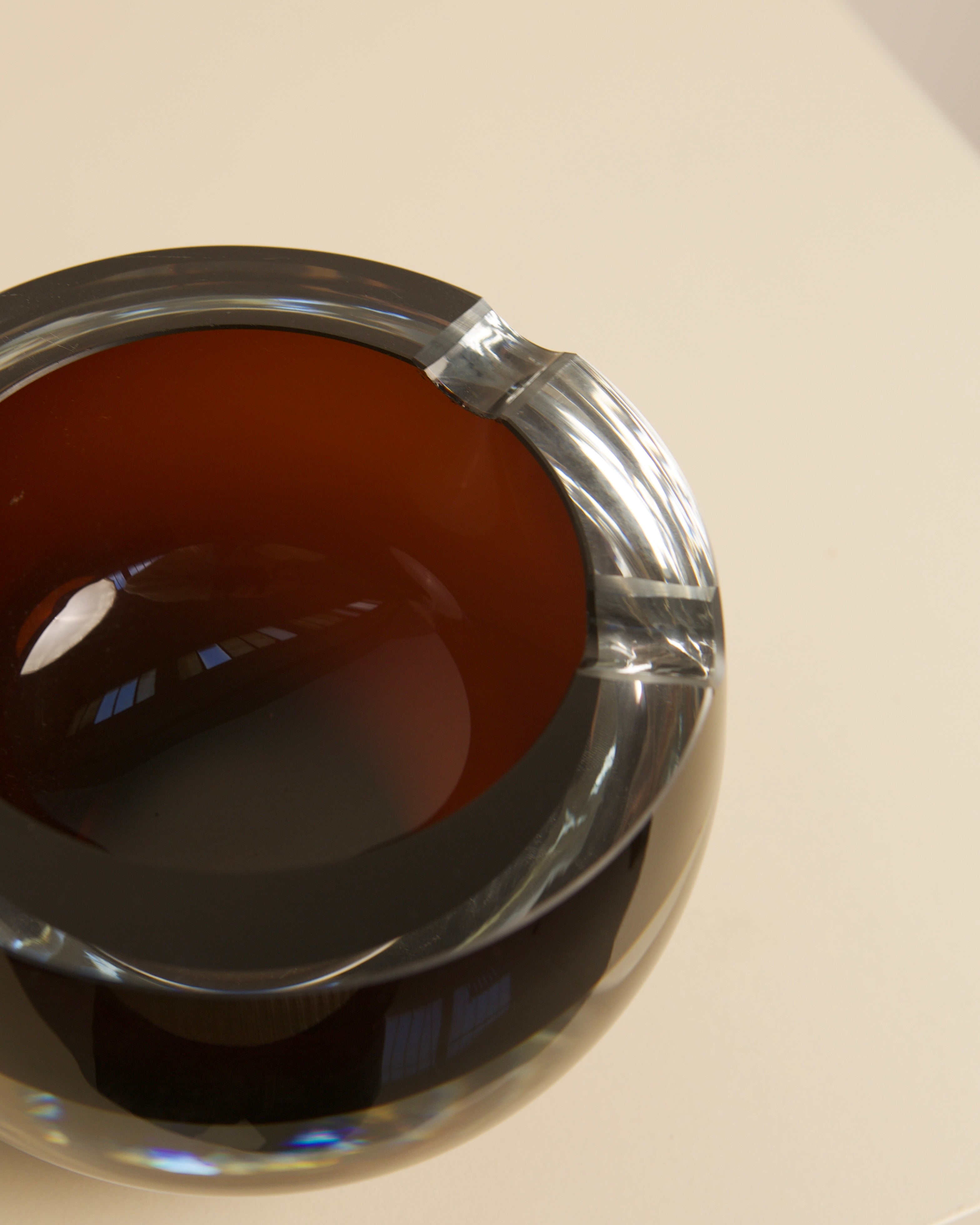 Cendrier en verre de Murano brun foncé italien des années 70