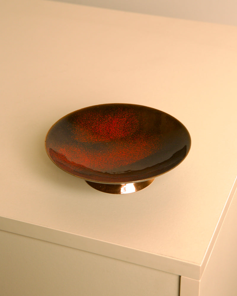 Circular Italian lacquered trinket tray with copper base, 80s by Treaptyque | The Oblist — vintage red and black finish