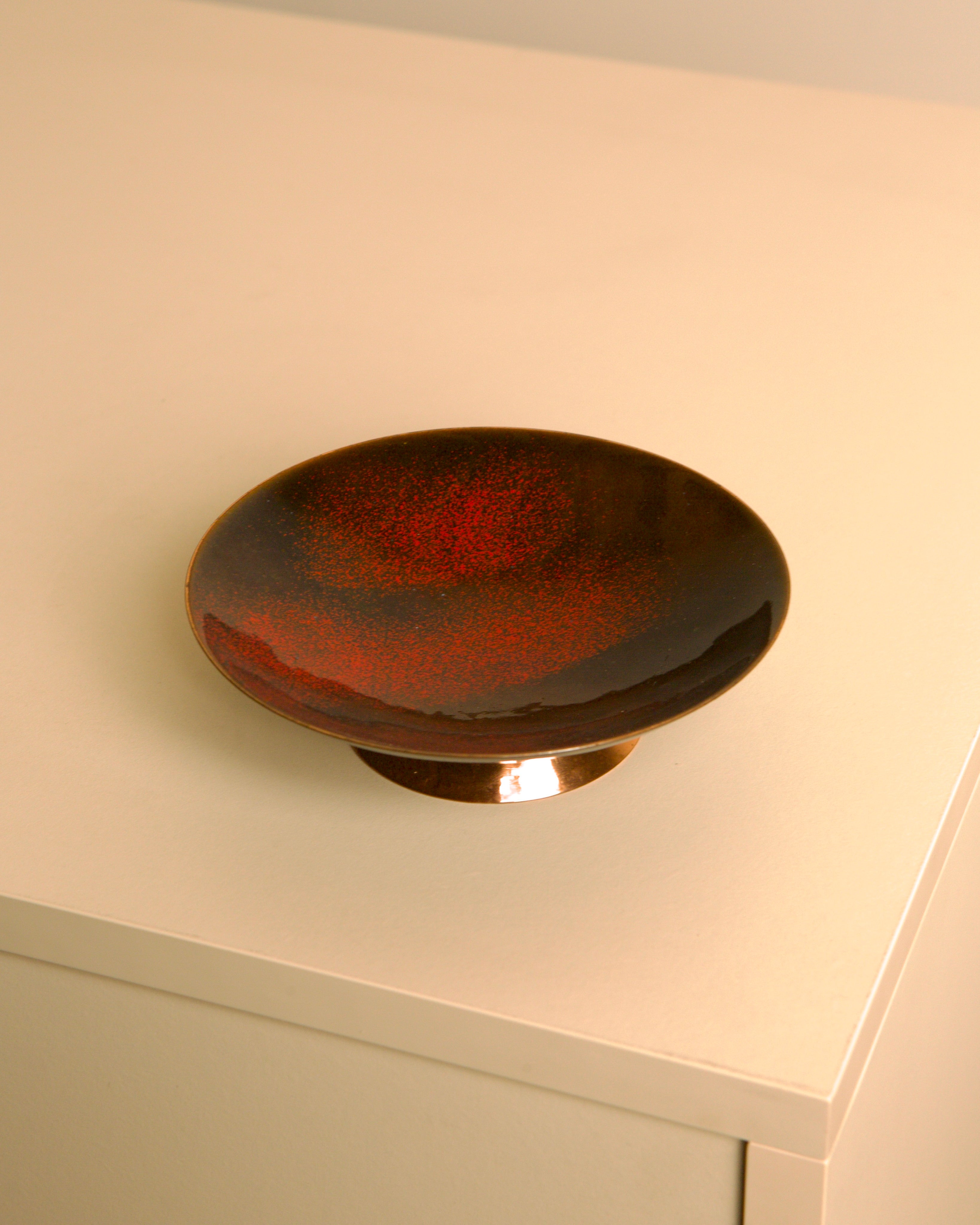 Circular Italian lacquered trinket tray with copper base, 80s by Treaptyque | The Oblist — vintage red and black finish