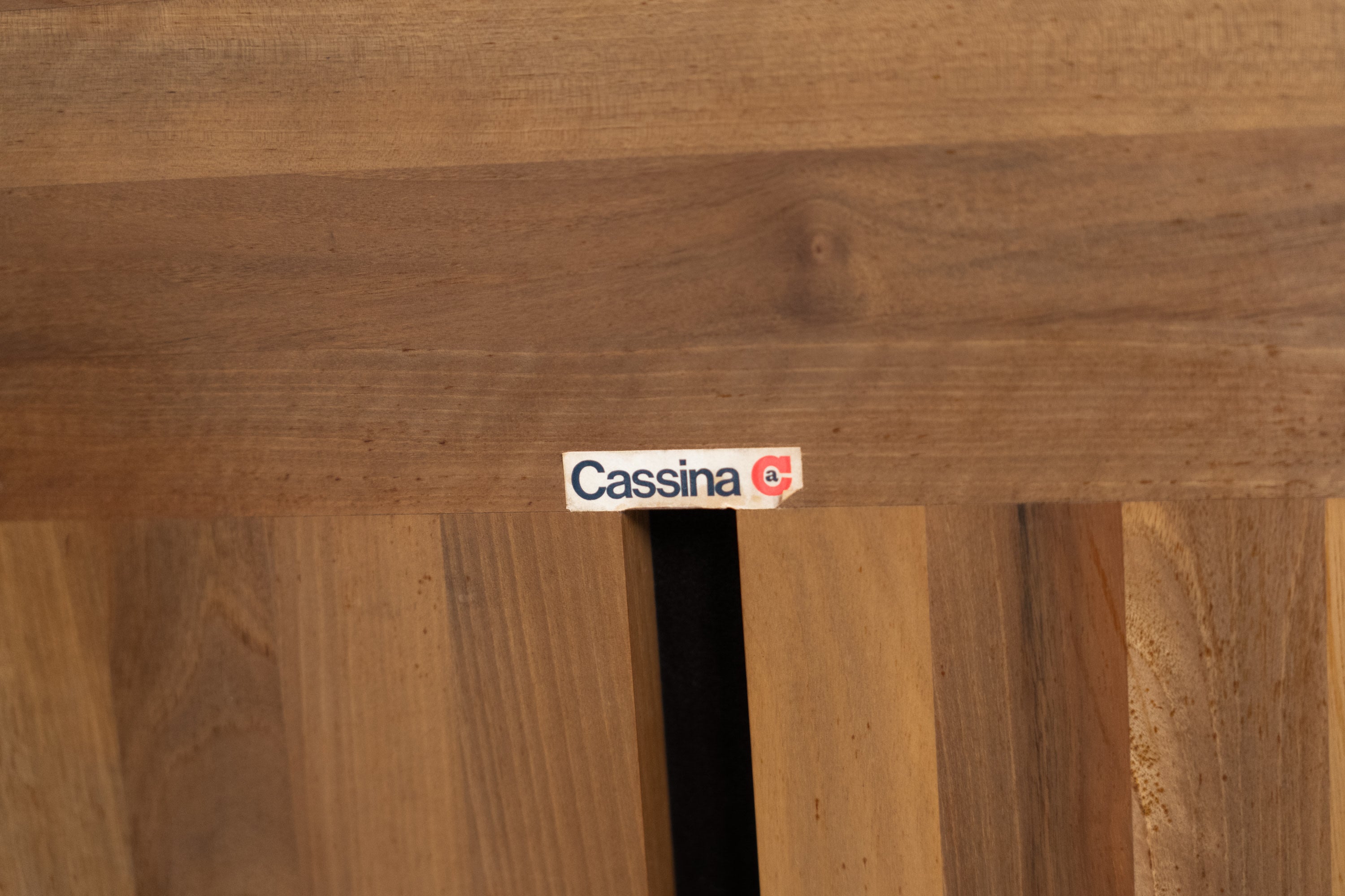 Pianura Sofa by Mario Bellini for Cassina — close-up of wood grain detail