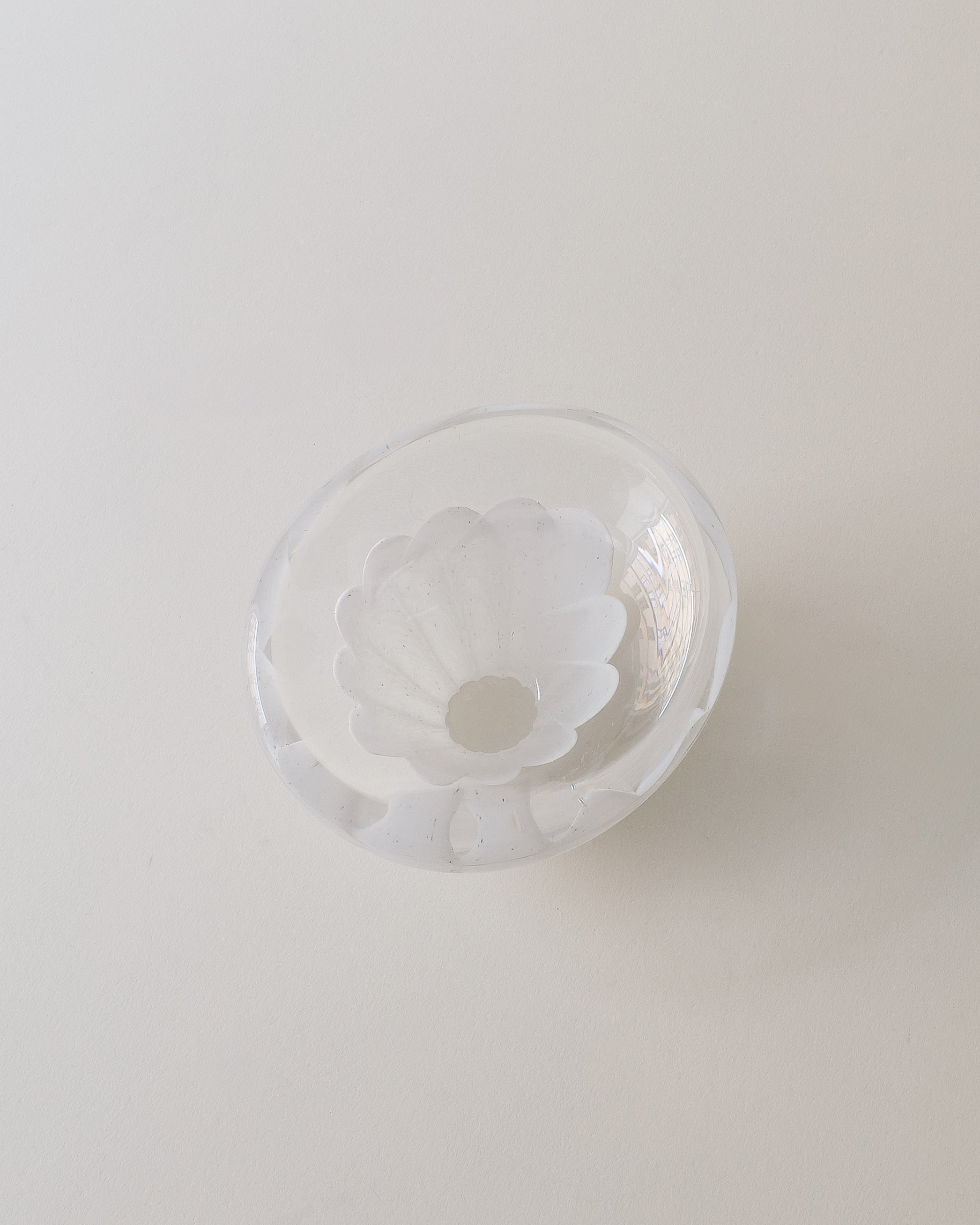 Clear glass bowl with etched daisy pattern by Vicke Lindstrand
